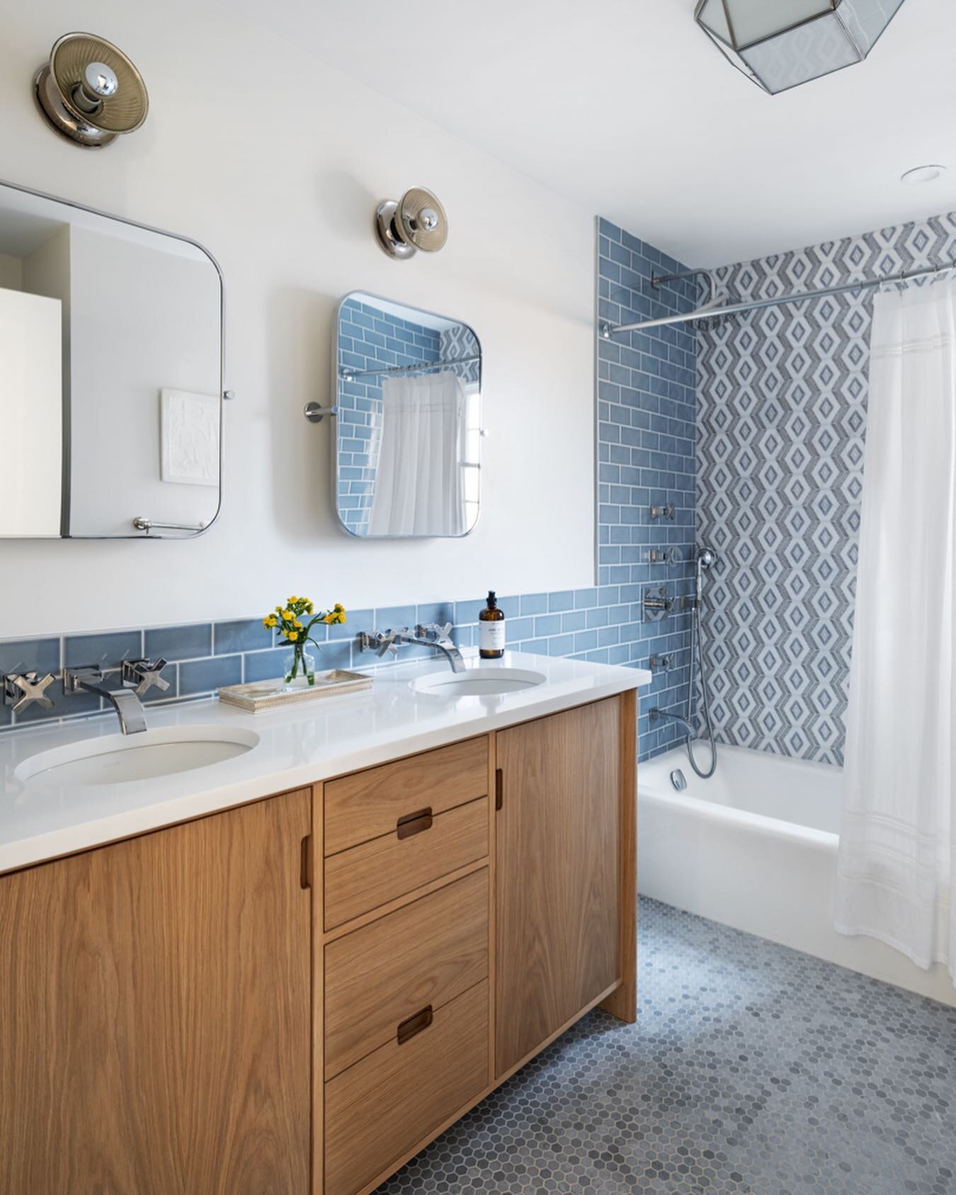 Kids bath at our bayside project with custom vanity. 📷 @kylejcaldwell