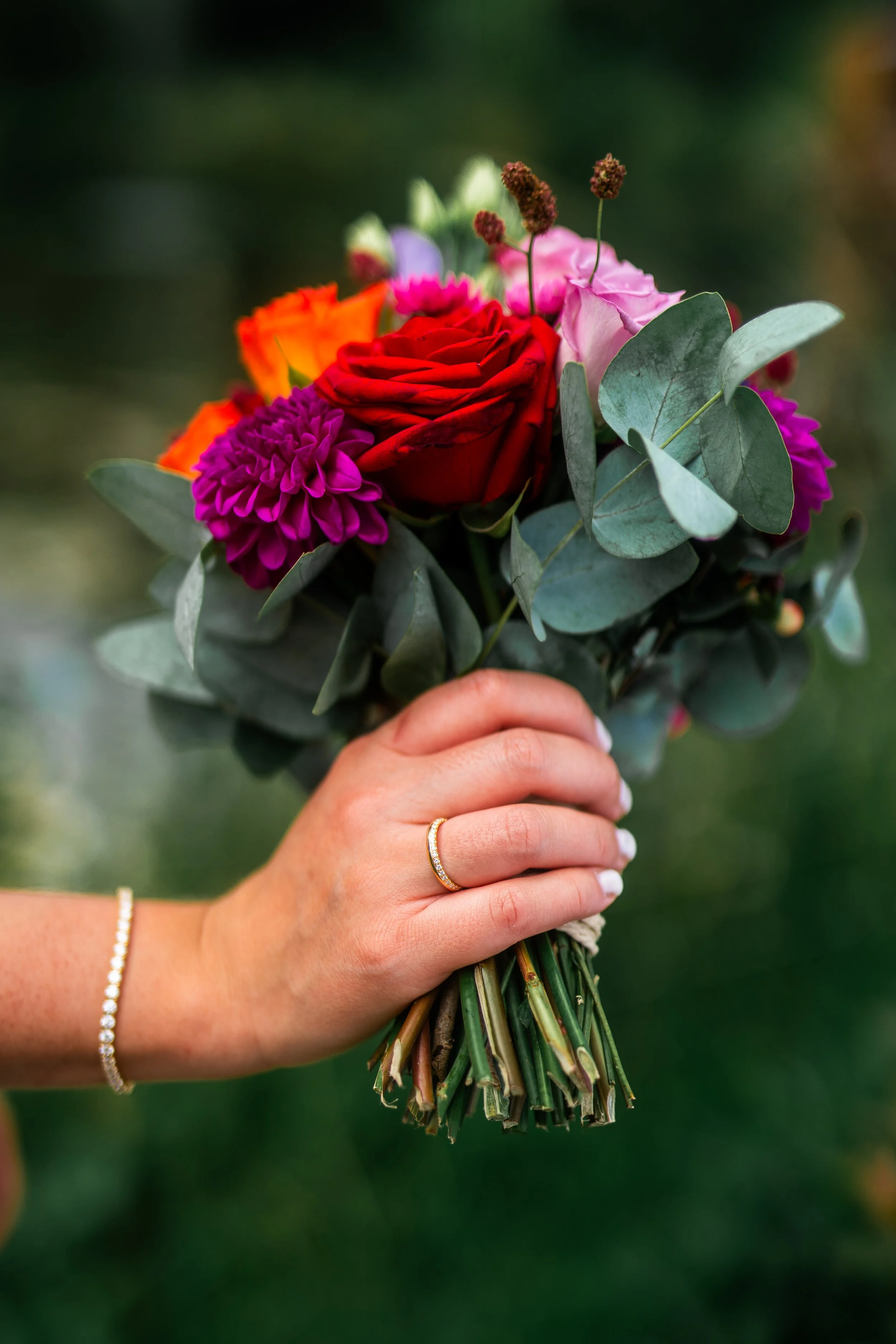 Brautpaarshooting Brautpaar Brautstrauß Hochzeit Ehepaar Hochzeitsfeier Hochzeitspaar Hochzeitsfotograf Hochzeitsfotos Braut Bräutigam Hochzeitsporträts Brautkleid schön stilvoll hochwertig preiswert standesamtliche Hochzeit Bergisch Gladbach