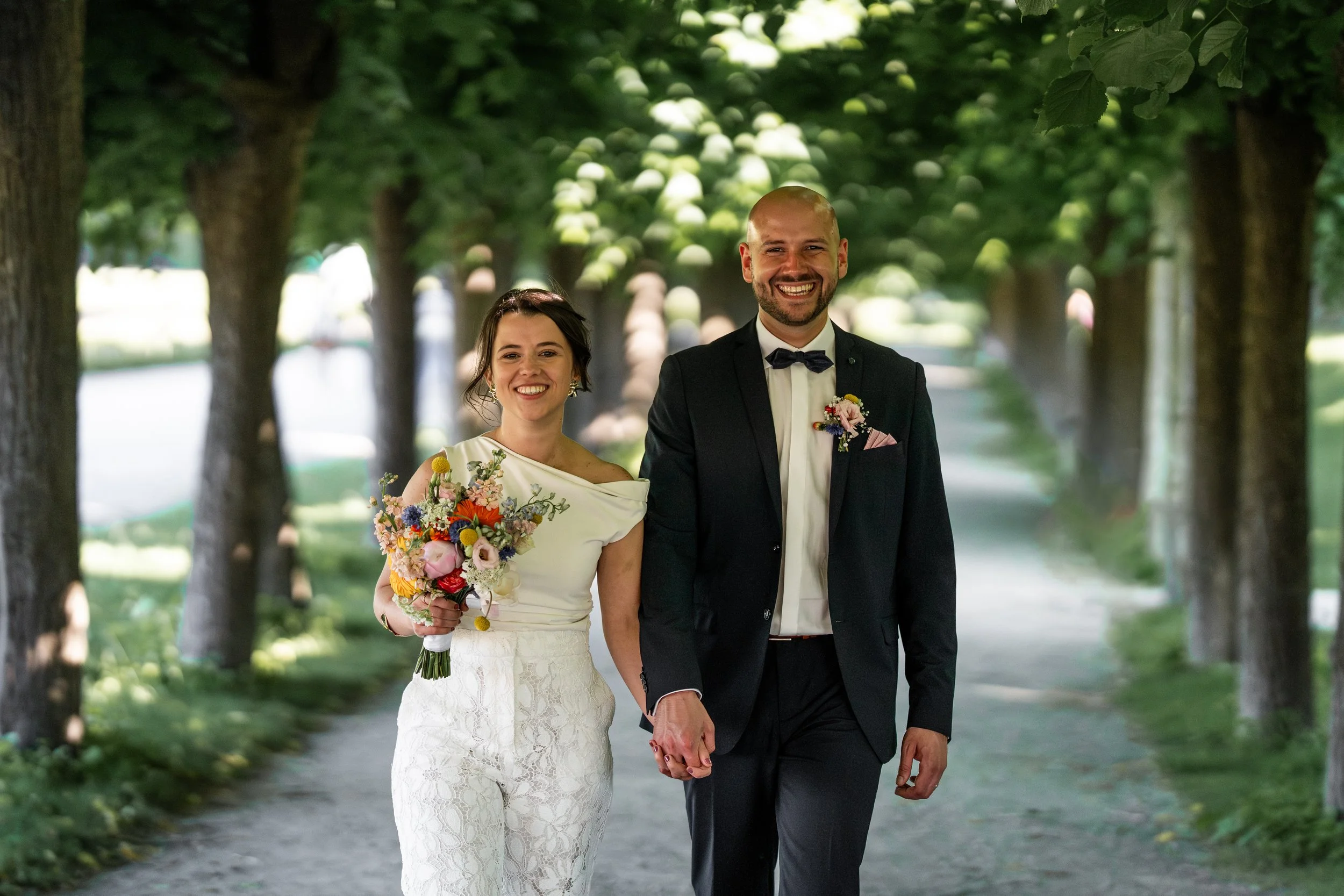 Brautpaarshooting Brautpaar Brautstrauß Hochzeit Ehepaar Hochzeitsfeier Hochzeitspaar Hochzeitsfotograf Hochzeitsfotos Braut Bräutigam Hochzeitsporträts Brautkleid schön stilvoll hochwertig preiswert standesamtliche Hochzeit Brühl