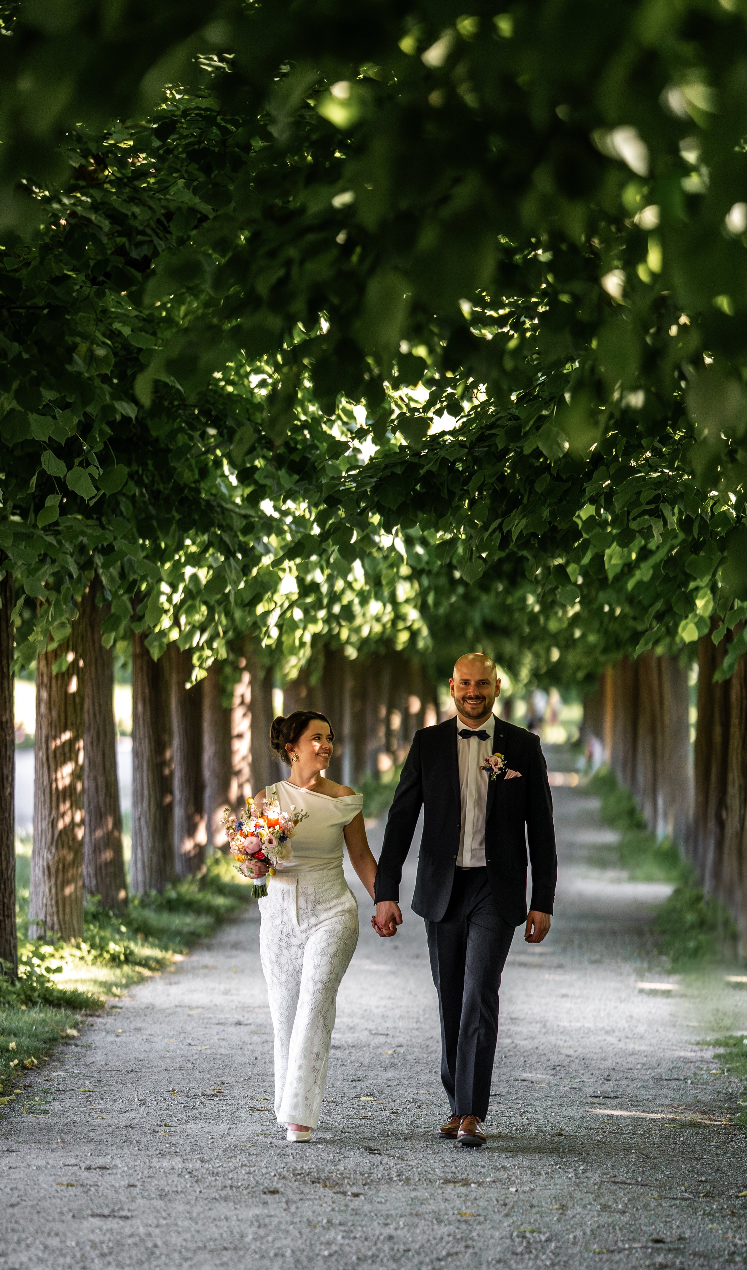 Brautpaarshooting Brautpaar Brautstrauß Hochzeit Ehepaar Hochzeitsfeier Hochzeitspaar Hochzeitsfotograf Hochzeitsfotos Braut Bräutigam Hochzeitsporträts Brautkleid schön stilvoll hochwertig preiswert standesamtliche Hochzeit Brühl günstig zeitlos Köl