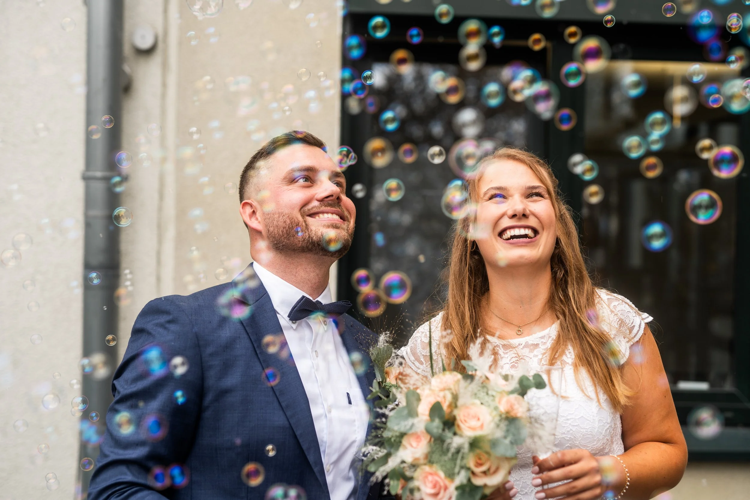 Brautpaarshooting Brautpaar Brautstrauß Hochzeit Ehepaar Hochzeitsfeier Hochzeitspaar Hochzeitsfotograf Hochzeitsfotos Braut Bräutigam Hochzeitsporträts Brautkleid schön stilvoll hochwertig preiswert standesamtliche Hochzeit Neunkirchen-Seelscheid