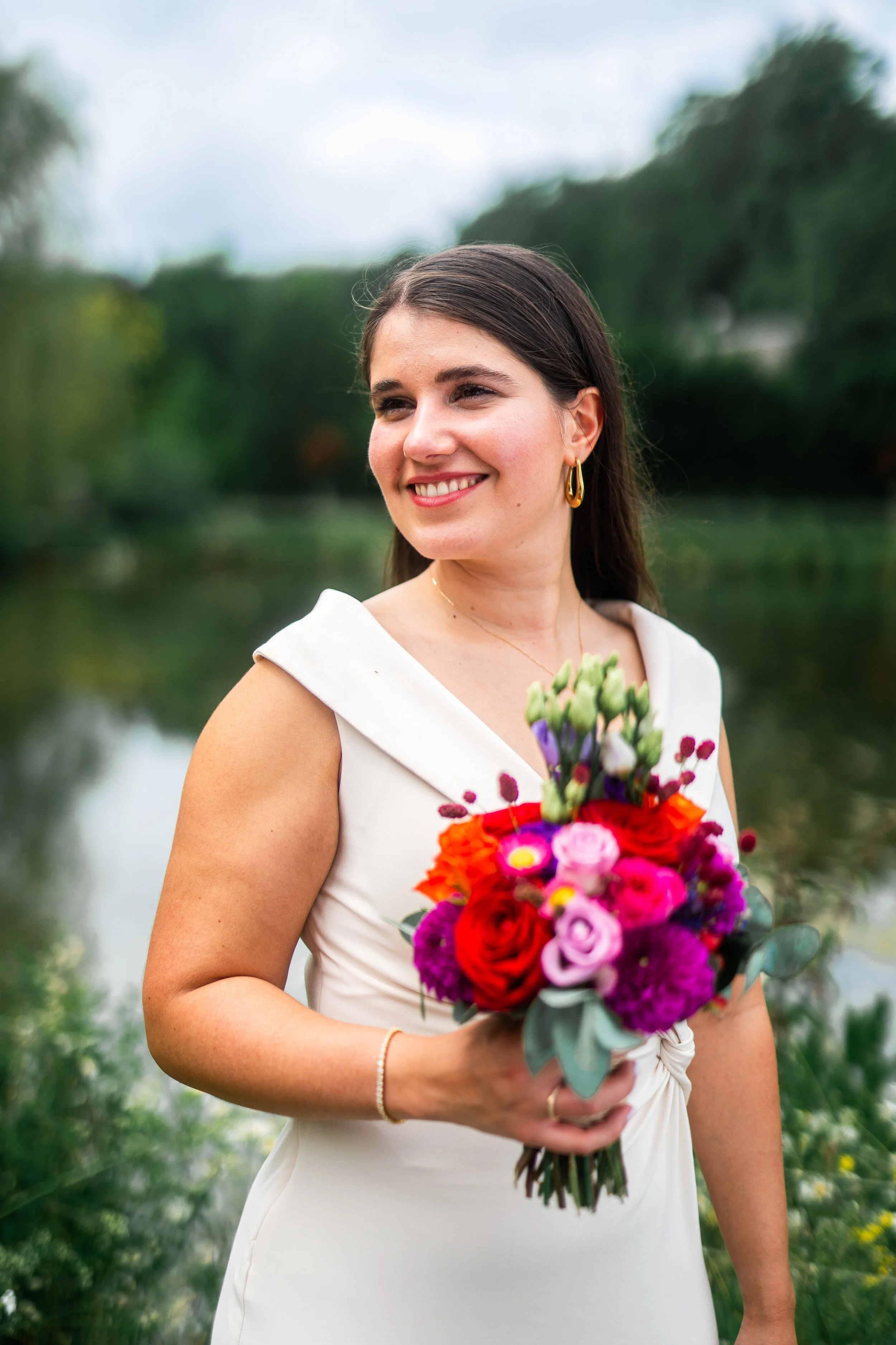 Brautpaarshooting Brautpaar Brautstrauß Hochzeit Ehepaar Hochzeitsfeier Hochzeitspaar Hochzeitsfotograf Hochzeitsfotos Braut Bräutigam Hochzeitsporträts Brautkleid schön stilvoll hochwertig preiswert standesamtliche Hochzeit Bergisch Gladbach günstig