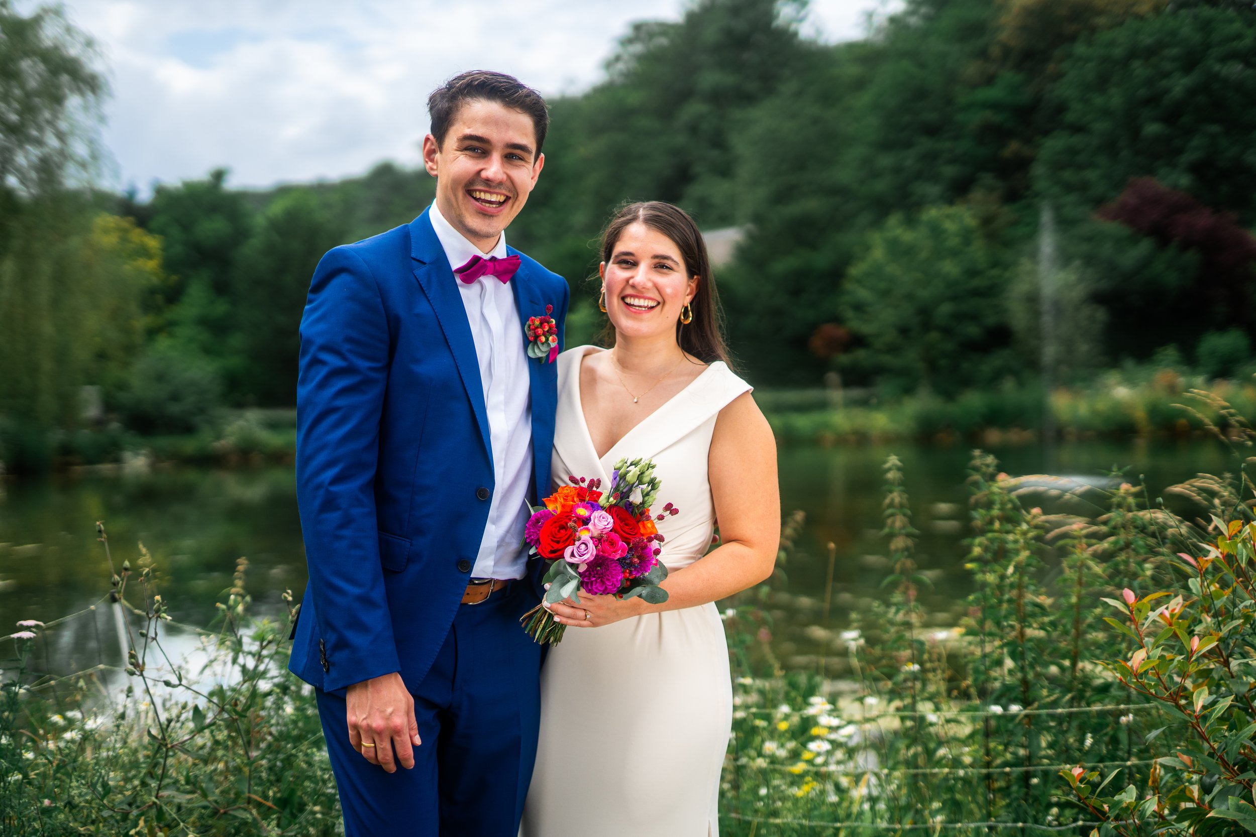 Brautpaarshooting Brautpaar Brautstrauß Hochzeit Ehepaar Hochzeitsfeier Hochzeitspaar Hochzeitsfotograf Hochzeitsfotos Braut Bräutigam Hochzeitsporträts Brautkleid schön stilvoll hochwertig preiswert standesamtliche Hochzeit Bergisch Gladbach günstig