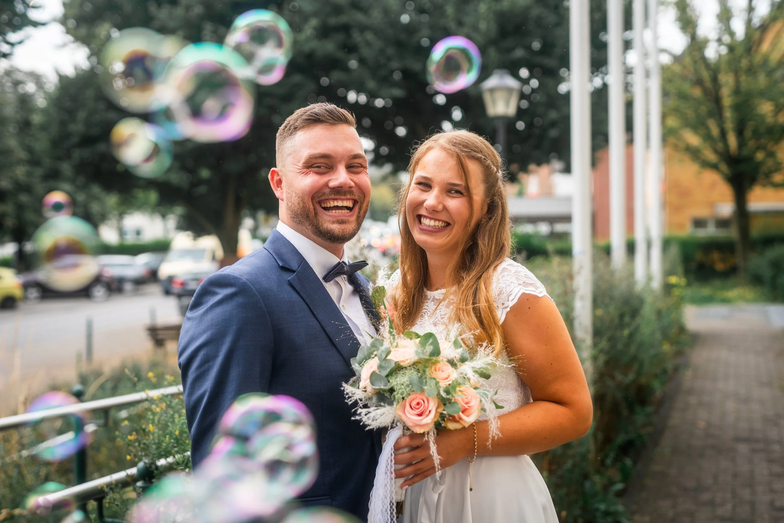 Brautpaarshooting Brautpaar Brautstrauß Hochzeit Ehepaar Hochzeitsfeier Hochzeitspaar Hochzeitsfotograf Hochzeitsfotos Braut Bräutigam Hochzeitsporträts Brautkleid schön stilvoll hochwertig preiswert standesamtliche Hochzeit Neunkirchen-Seelscheid