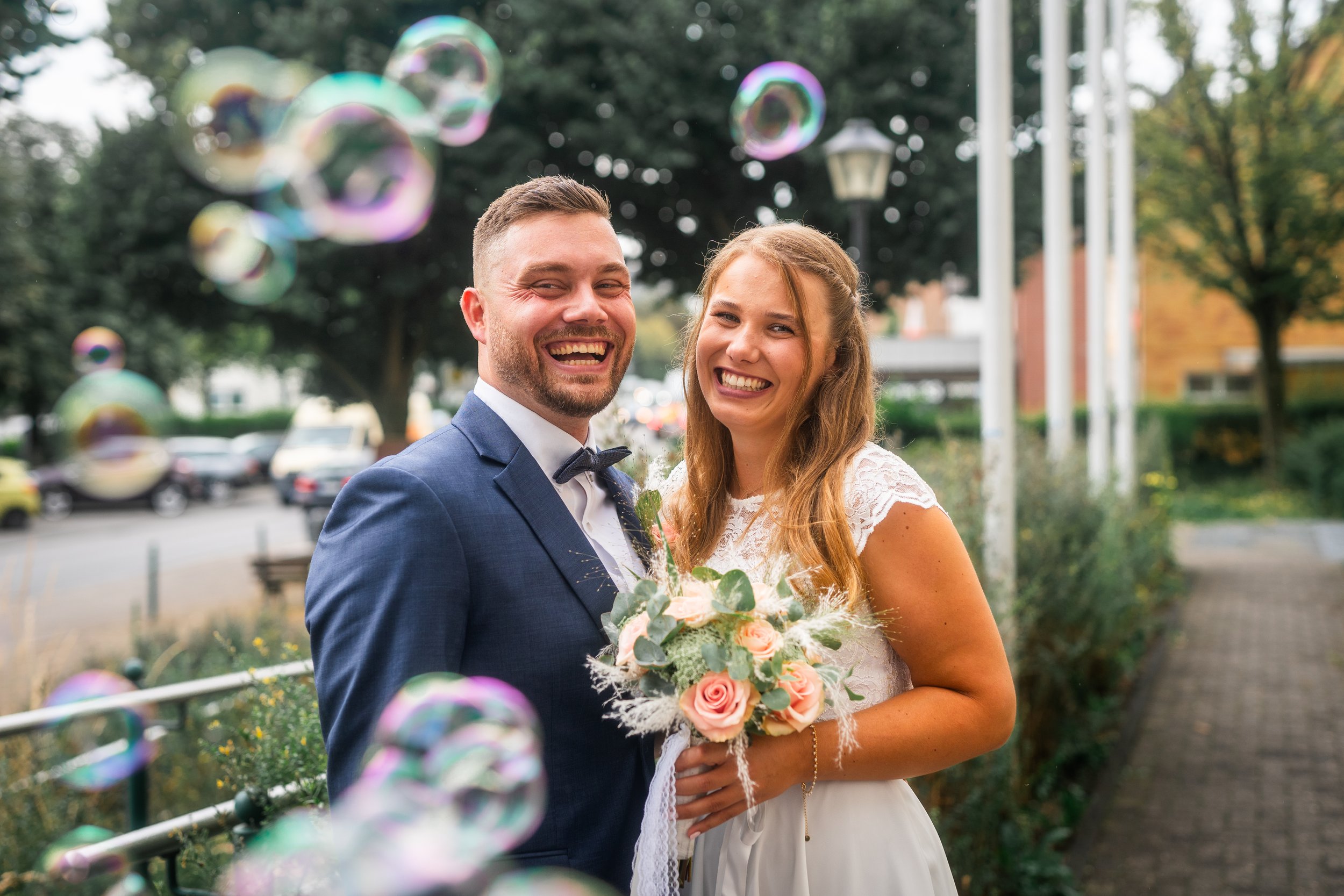 Brautpaarshooting Brautpaar Brautstrauß Hochzeit Ehepaar Hochzeitsfeier Hochzeitspaar Hochzeitsfotograf Hochzeitsfotos Braut Bräutigam Hochzeitsporträts Brautkleid schön stilvoll hochwertig preiswert standesamtliche Hochzeit Neunkirchen-Seelscheid gü