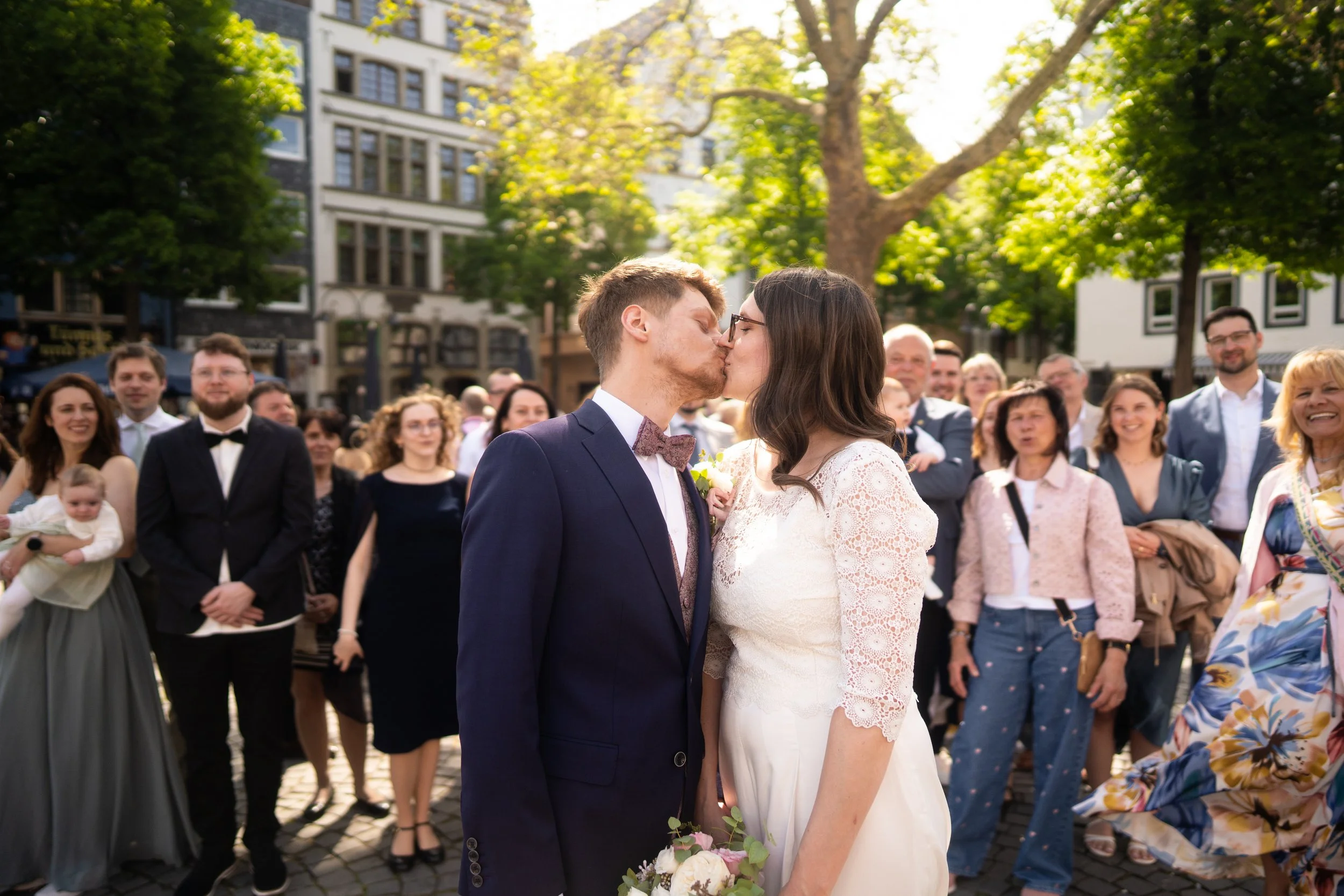 Historisches Rathaus Köln Rentkammer Brautpaar Standesamtliche Hochzeit Hochzeitsfotos Gruppenfoto Brautpaarshooting Alter Markt Altstadt