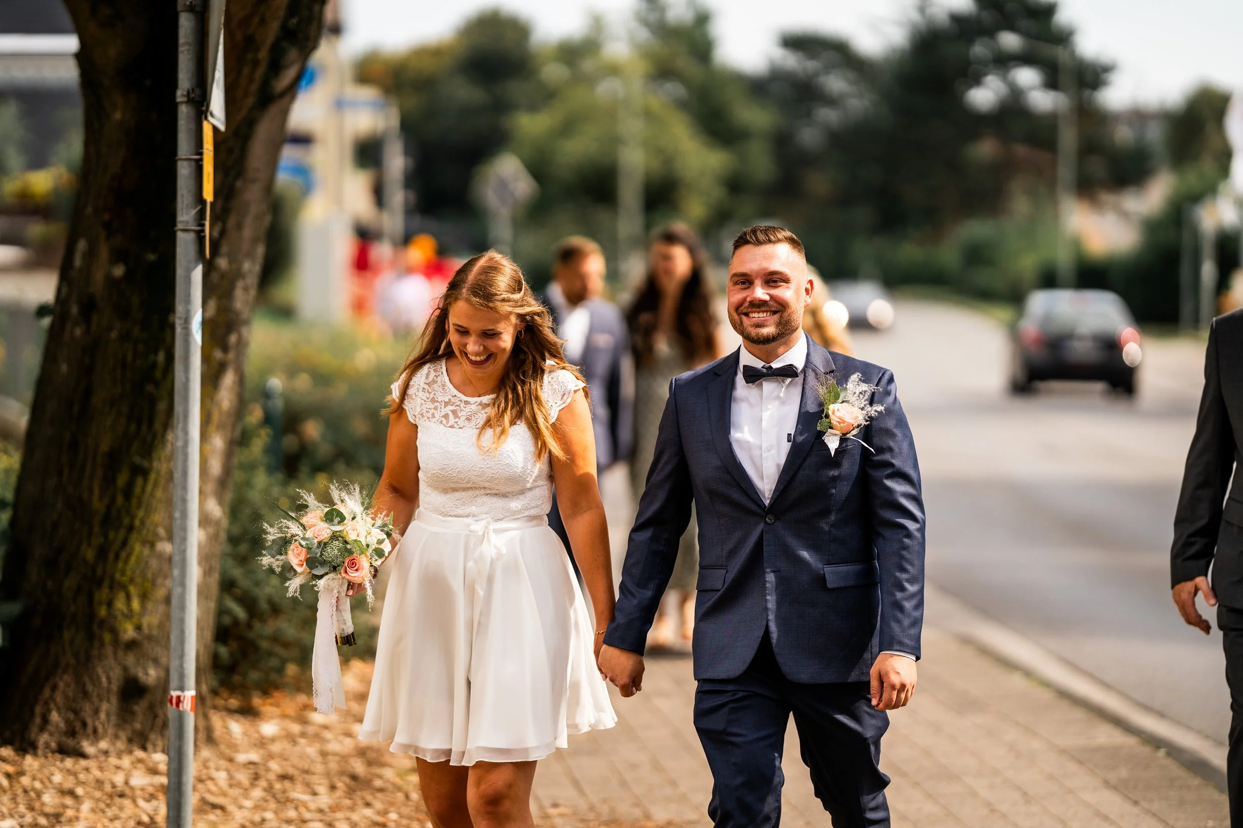 Brautpaarshooting Brautpaar Brautstrauß Hochzeit Ehepaar Hochzeitsfeier Hochzeitspaar Hochzeitsfotograf Hochzeitsfotos Braut Bräutigam Hochzeitsporträts Brautkleid schön stilvoll hochwertig preiswert standesamtliche Hochzeit Neunkirchen-Seelscheid