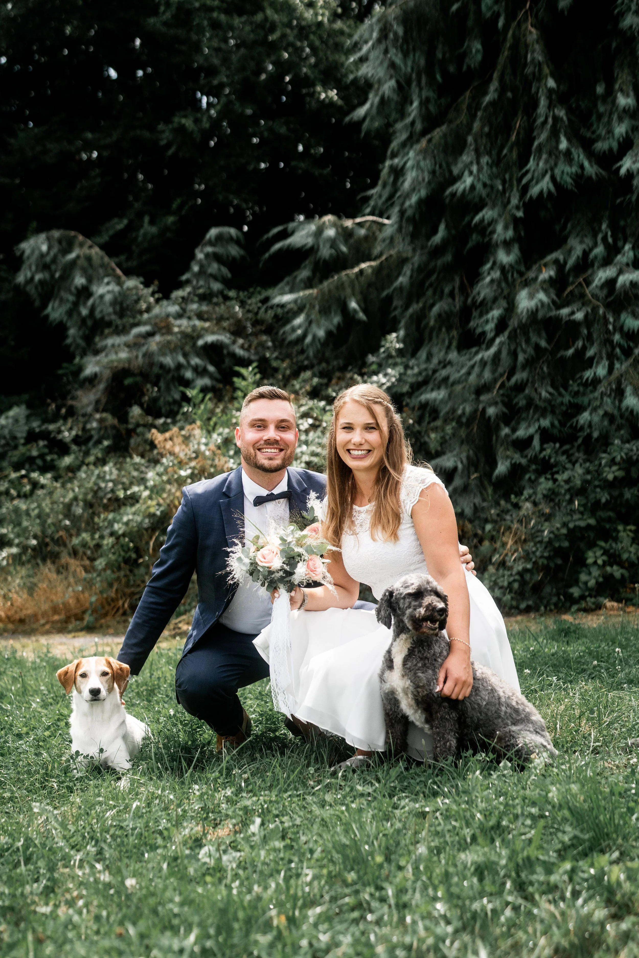 Brautpaarshooting Brautpaar Brautstrauß Hochzeit Ehepaar Hochzeitsfeier Hochzeitspaar Hochzeitsfotograf Hochzeitsfotos Braut Bräutigam Hochzeitsporträts Brautkleid schön stilvoll hochwertig preiswert standesamtliche Hochzeit Neunkirchen-Seelscheid Hu