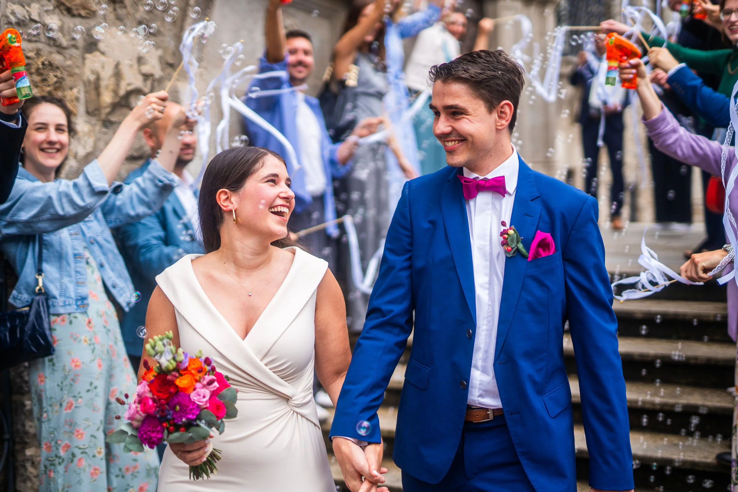 Brautpaarshooting Brautpaar Brautstrauß Hochzeit Ehepaar Hochzeitsfeier Hochzeitspaar Hochzeitsfotograf Hochzeitsfotos Braut Bräutigam Hochzeitsporträts Brautkleid schön stilvoll hochwertig preiswert standesamtliche Hochzeit Bergisch Gladbach