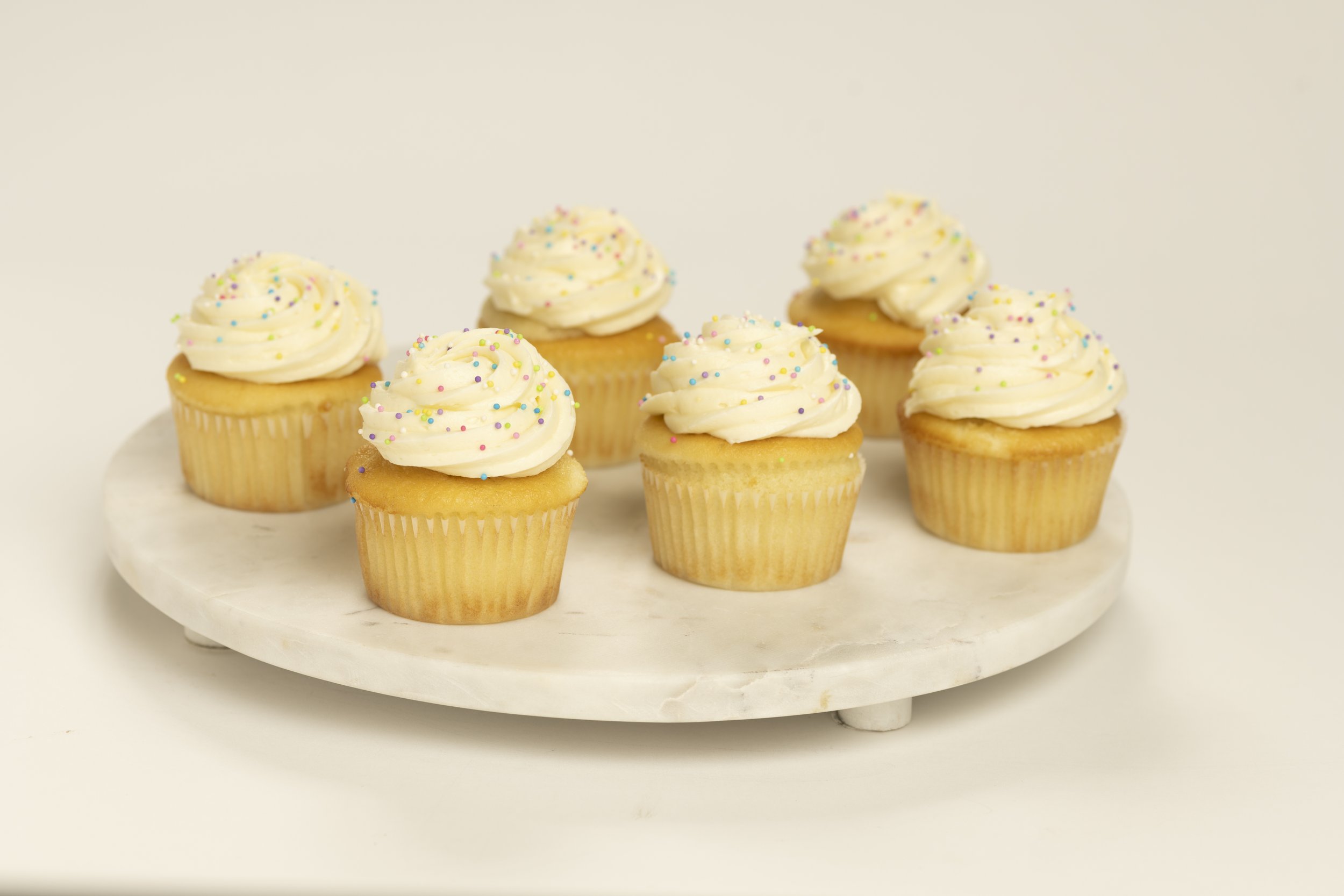 VANILLA CUPCAKES PACK OF SIX .jpg