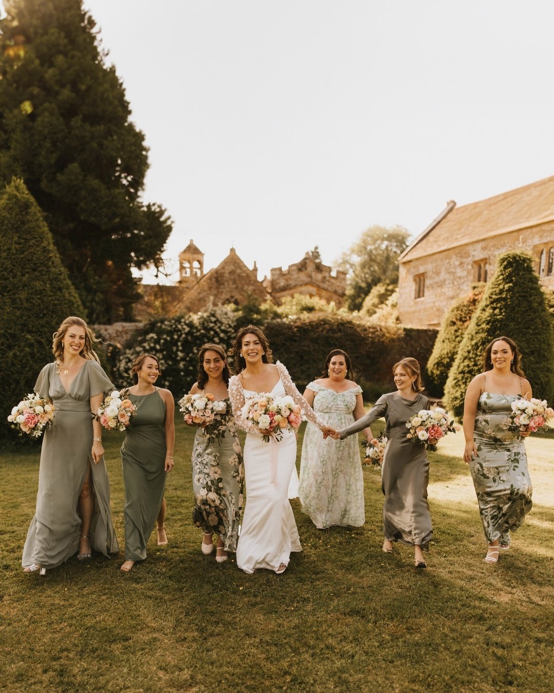Let's talk bridesmaid bouquets 💐

Keep the bridal party cohesive with smaller versions of your stunning bouquet! Here's some top tips on picking the perfect blooms for your bridal party. 

🌈 Colour Coordination - Whether it's pastels, bold hues, or