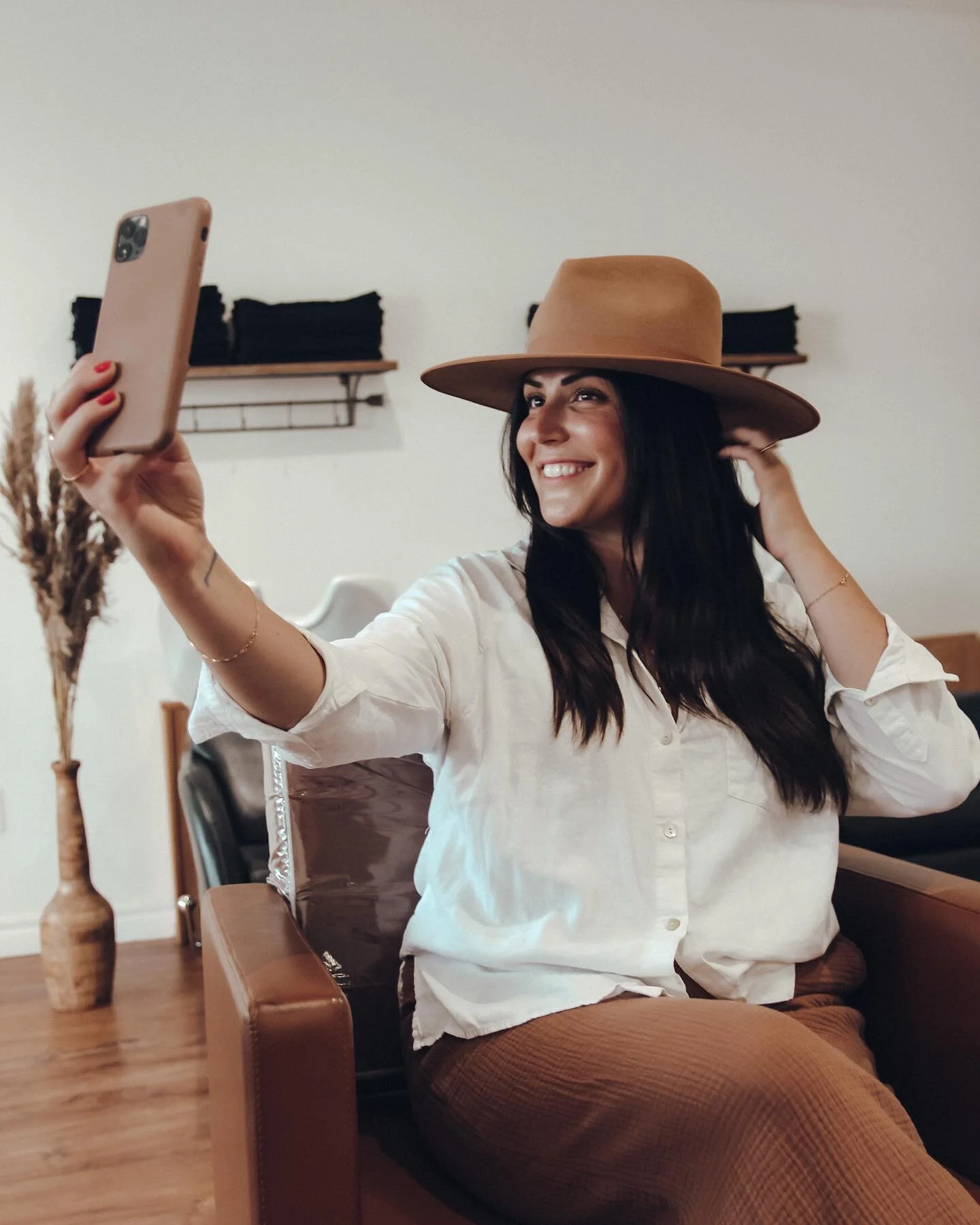 that fresh hair feeling 💁🏻&zwj;♀️ who else does this right after having their hair done 🤳🏼 tag us in your selfies! @honeyhaircompany_ 

#freshhairfeels #selfcare #selfconfidence #selflove #salonlife #innerbeauty