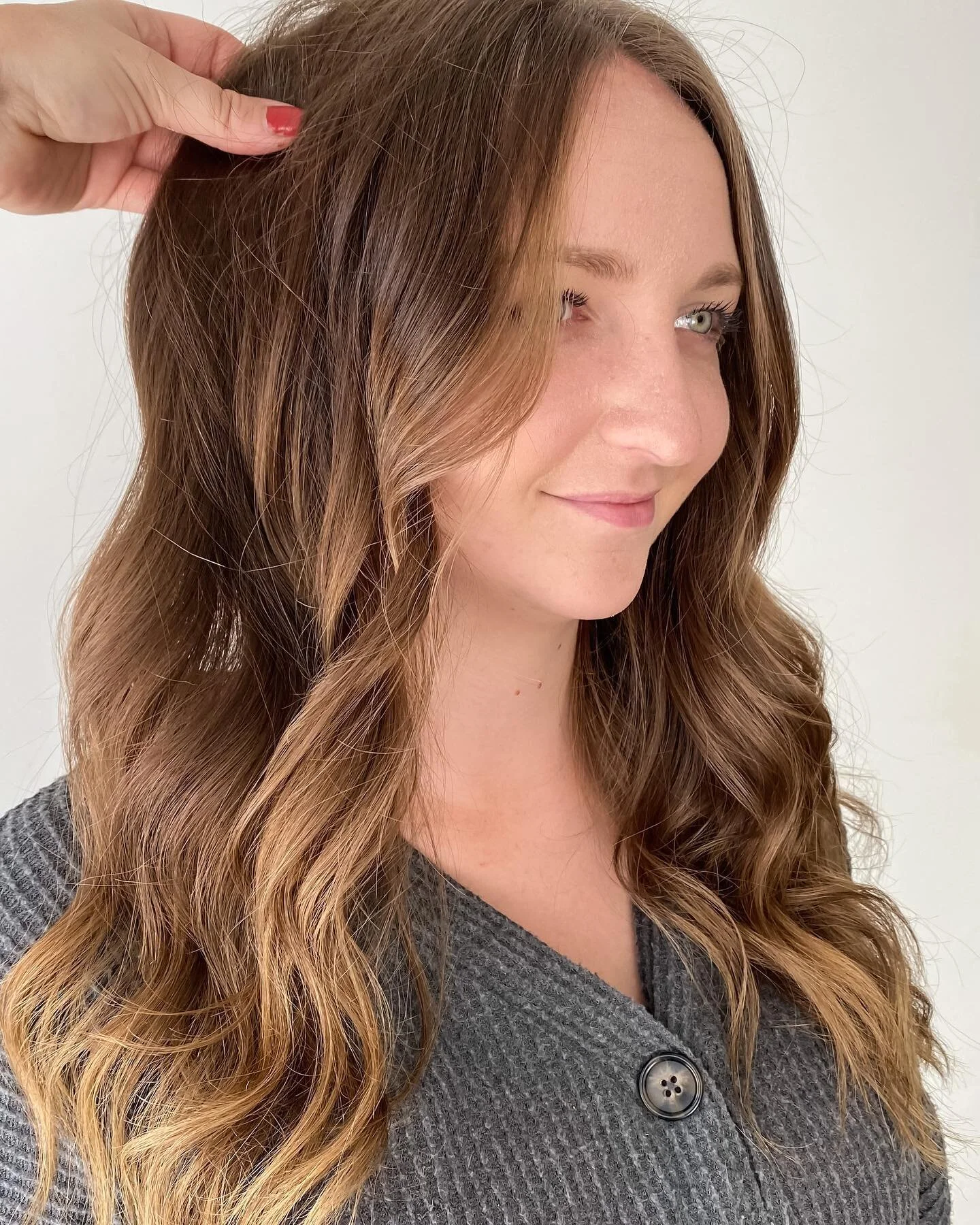 quickly transitioning all my OG blondes into brunettes 😉 - this look gives her depth and dimension with pops of lightness throughout so she never feels too dark but also gives her the perfect transition into fall 🤎 ⁣
⁣
root: @redken shades eq 7NW +