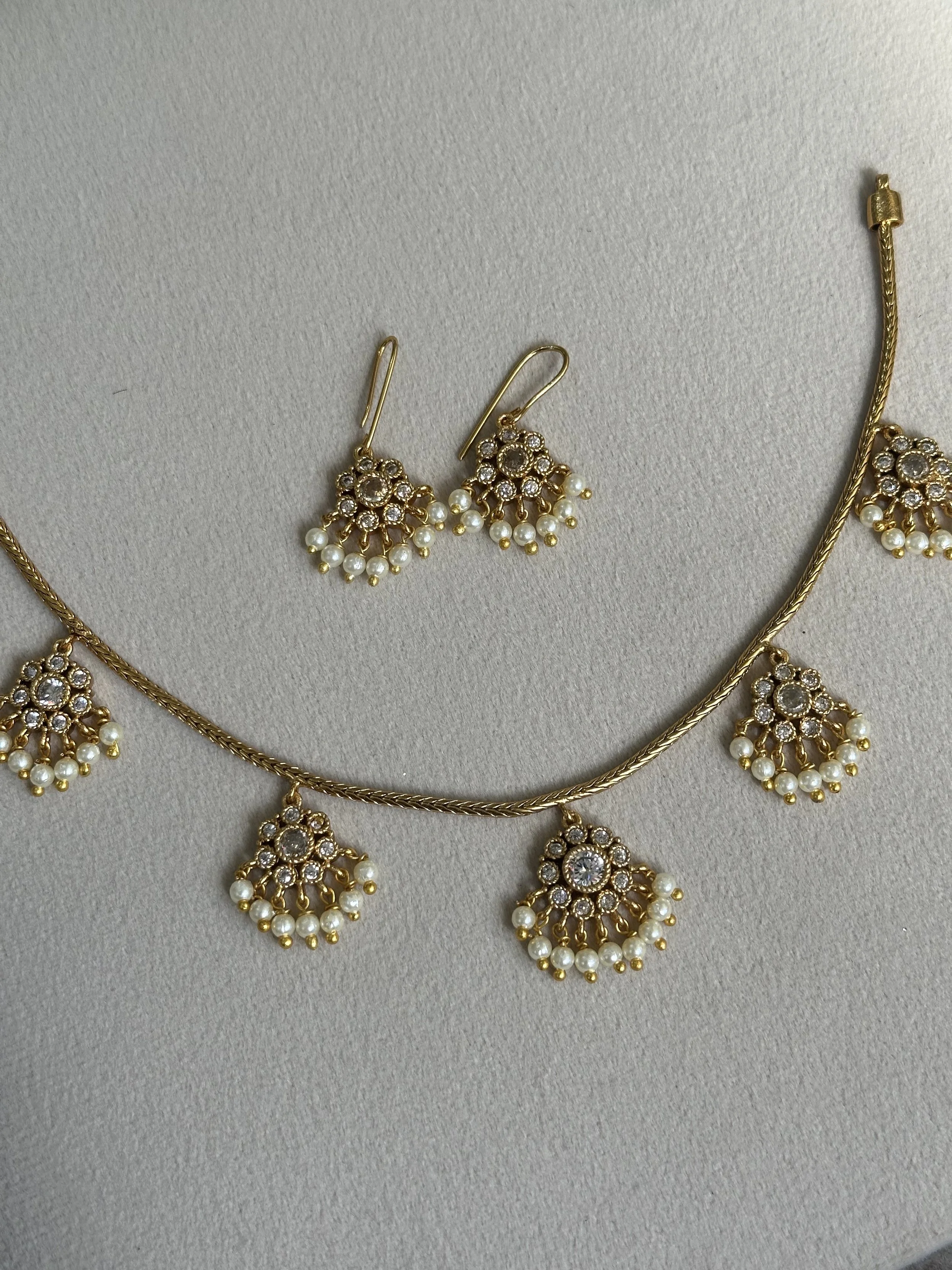 White pendant invisible set