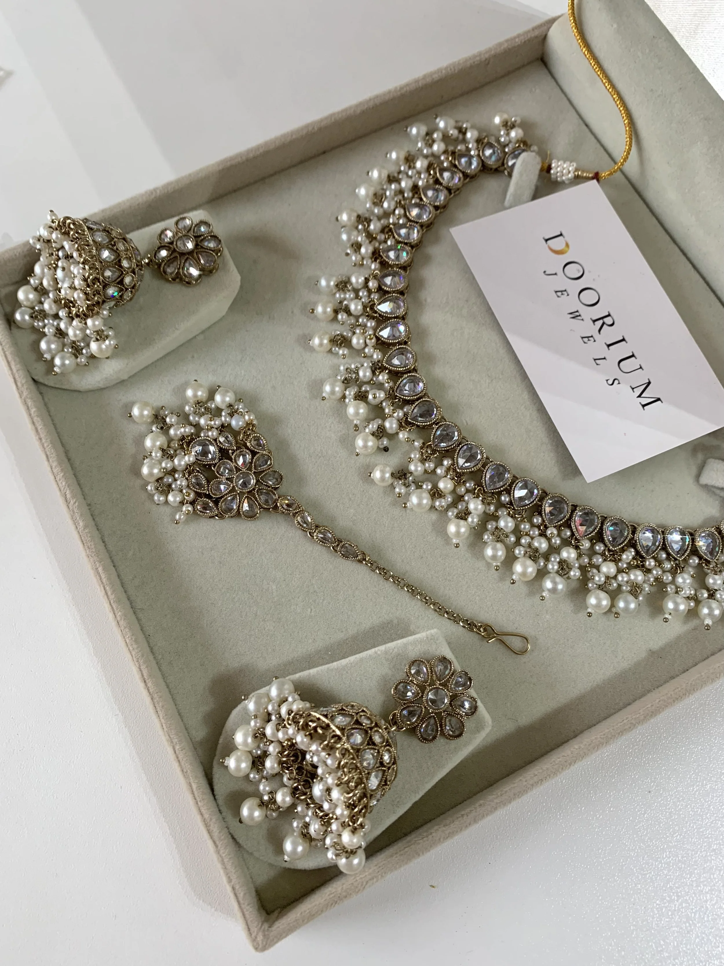 Flexible white stone set