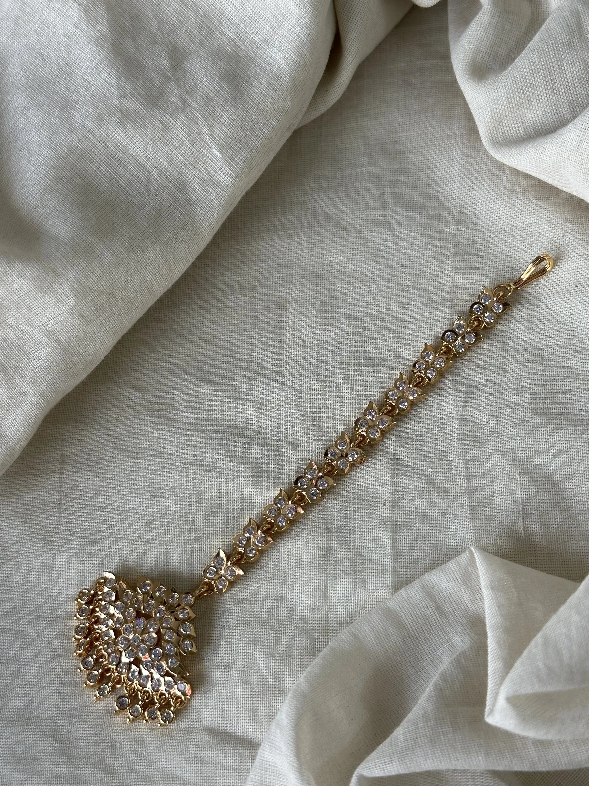Thamizh gold plated white tikka
