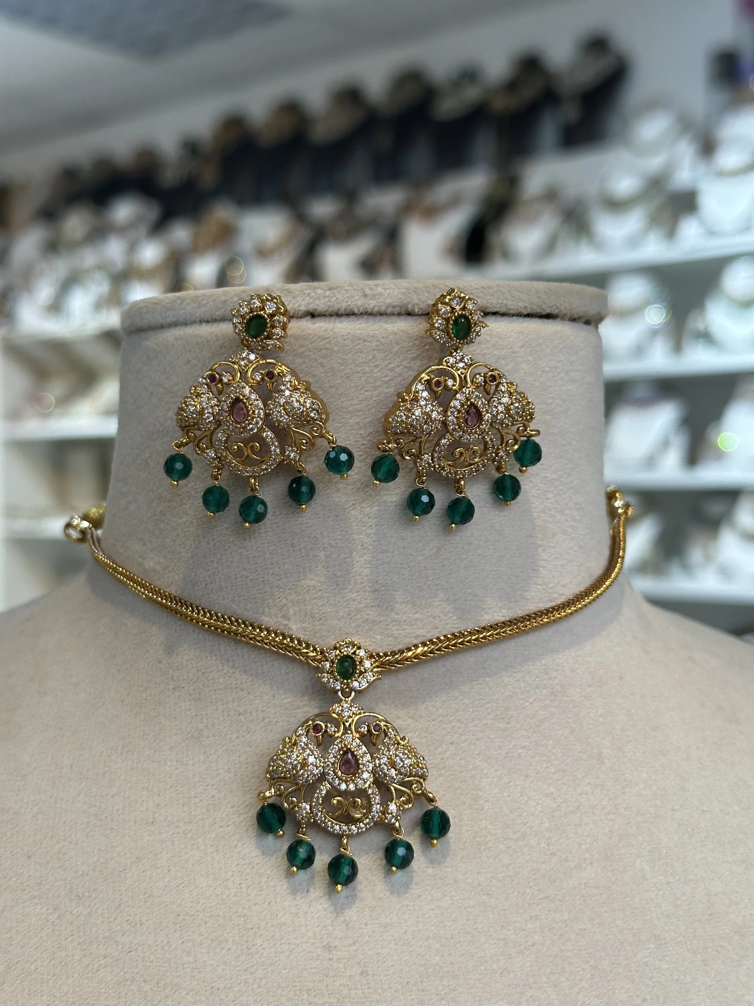 Flexible ad green choker set