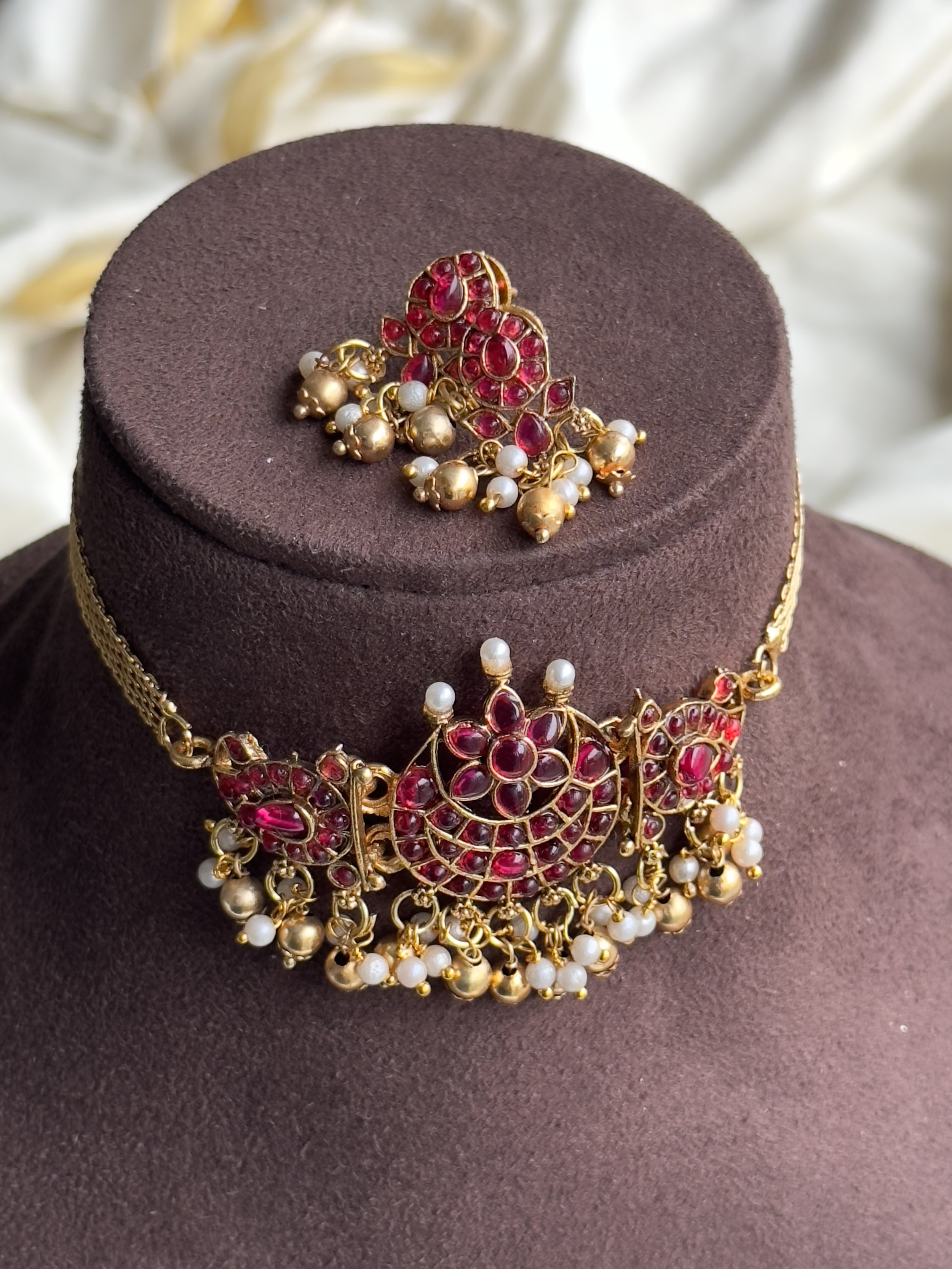 Red kemp choker with stud