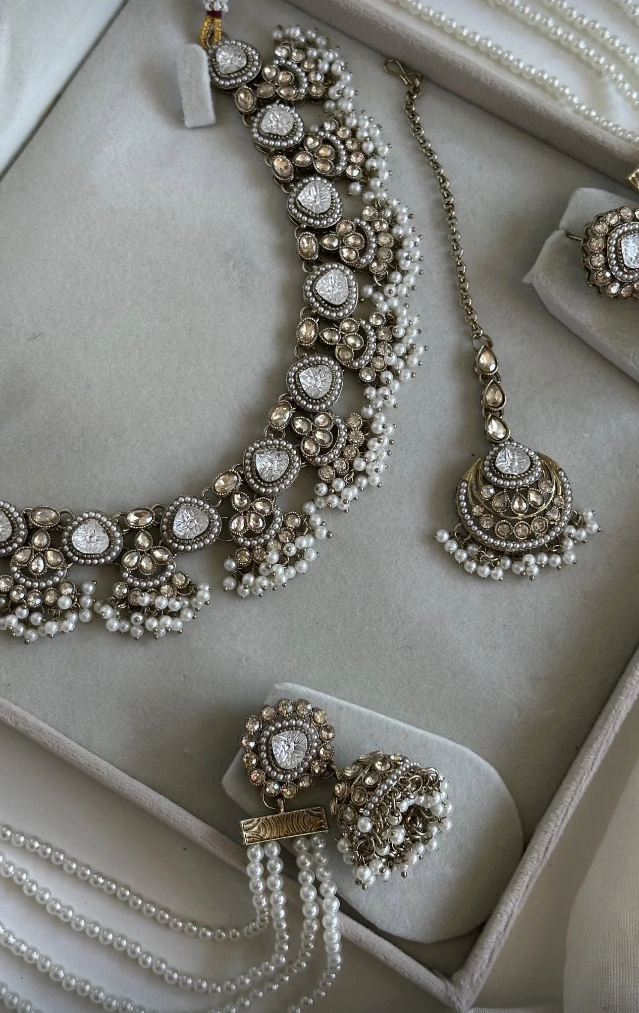 White and antique gold necklace set