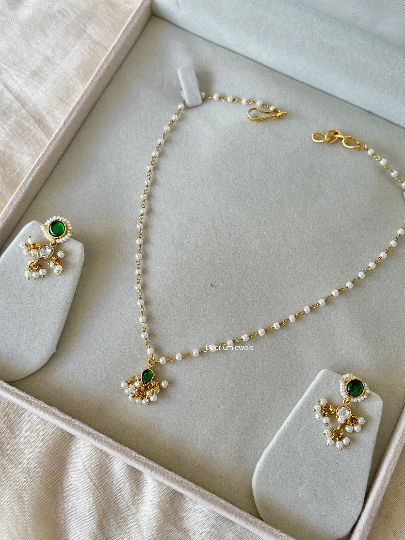 Simple pendant set