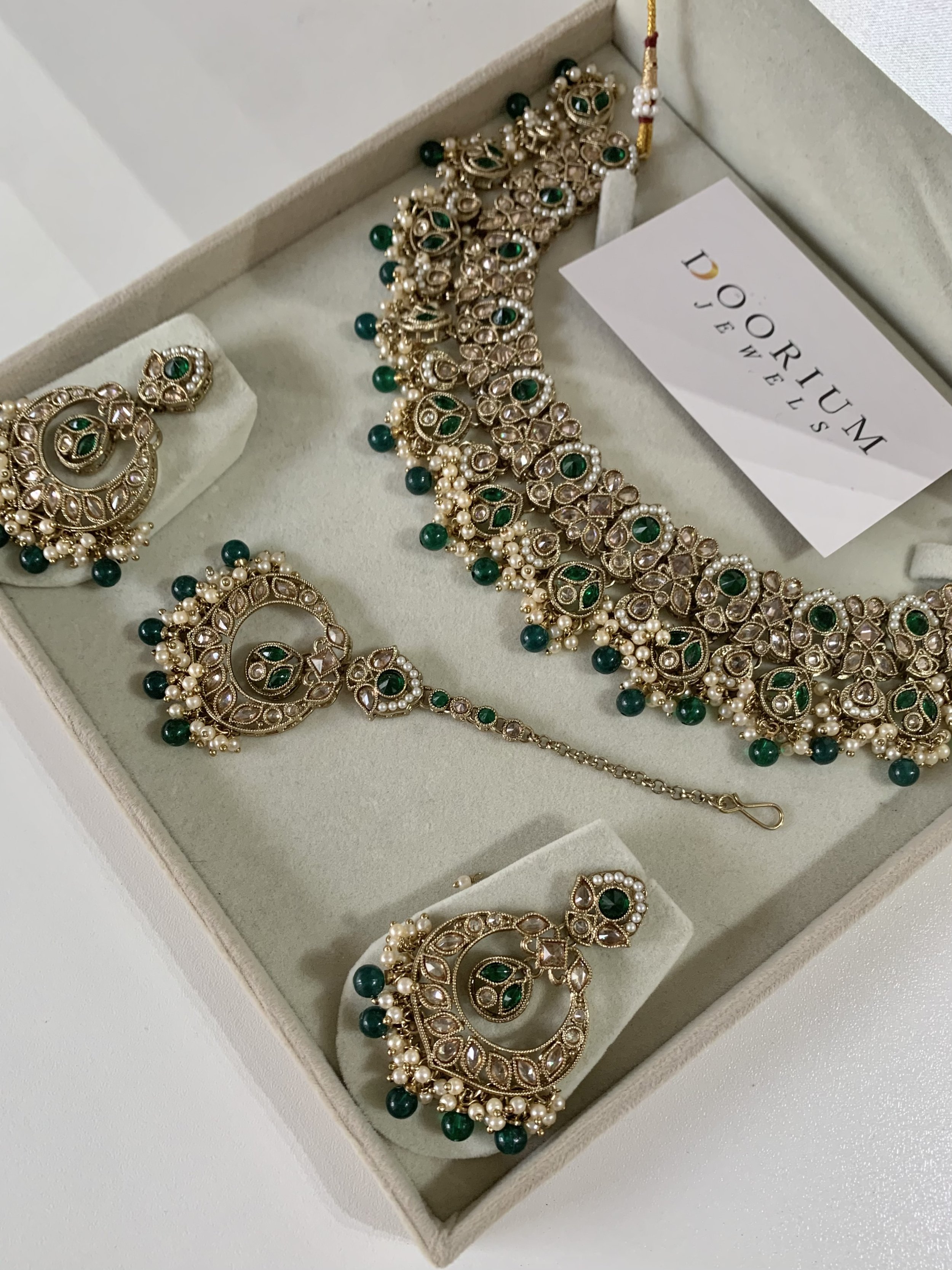 Green flexible necklace set