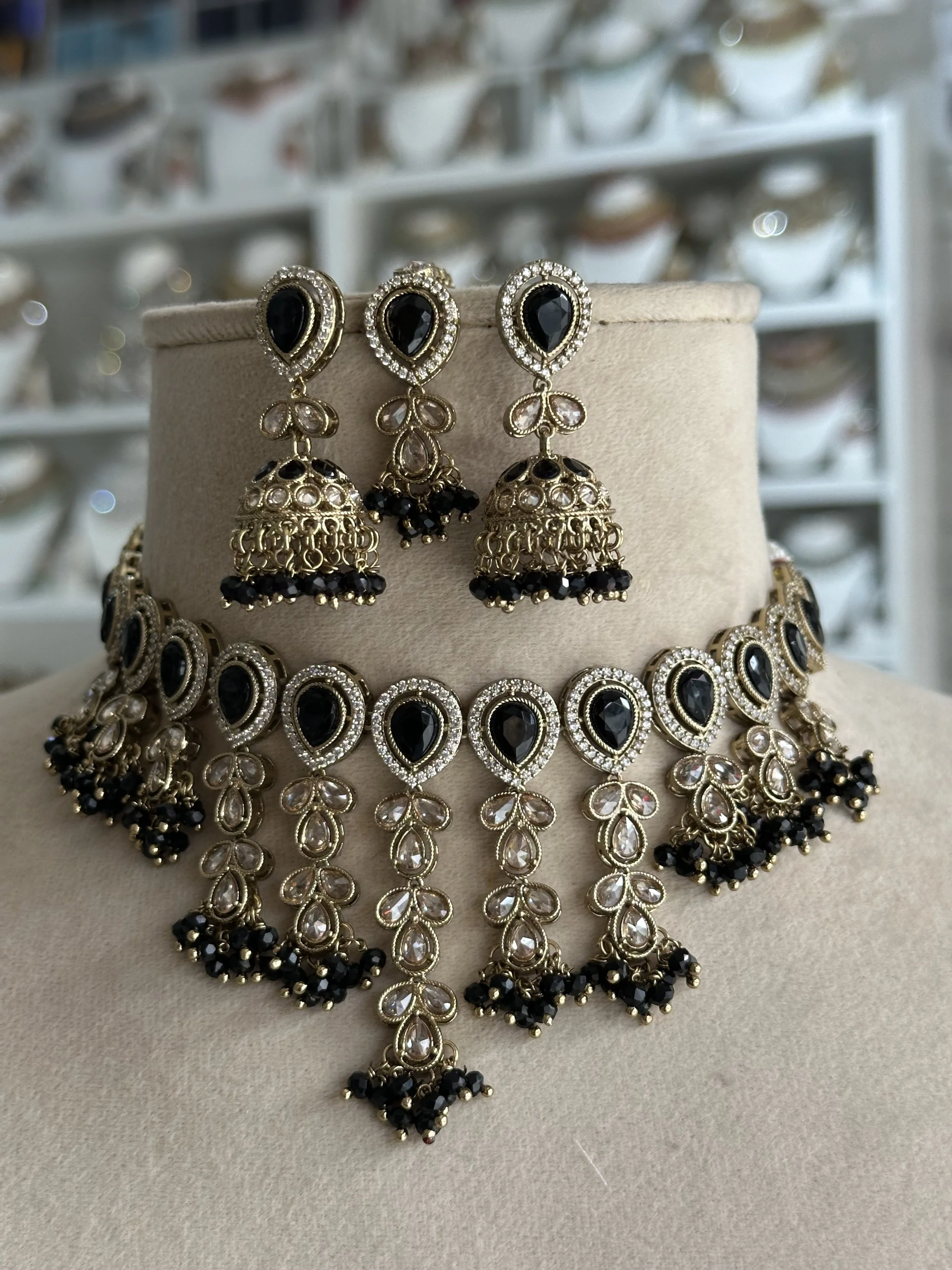 Antique Gold black flexible set - Laila