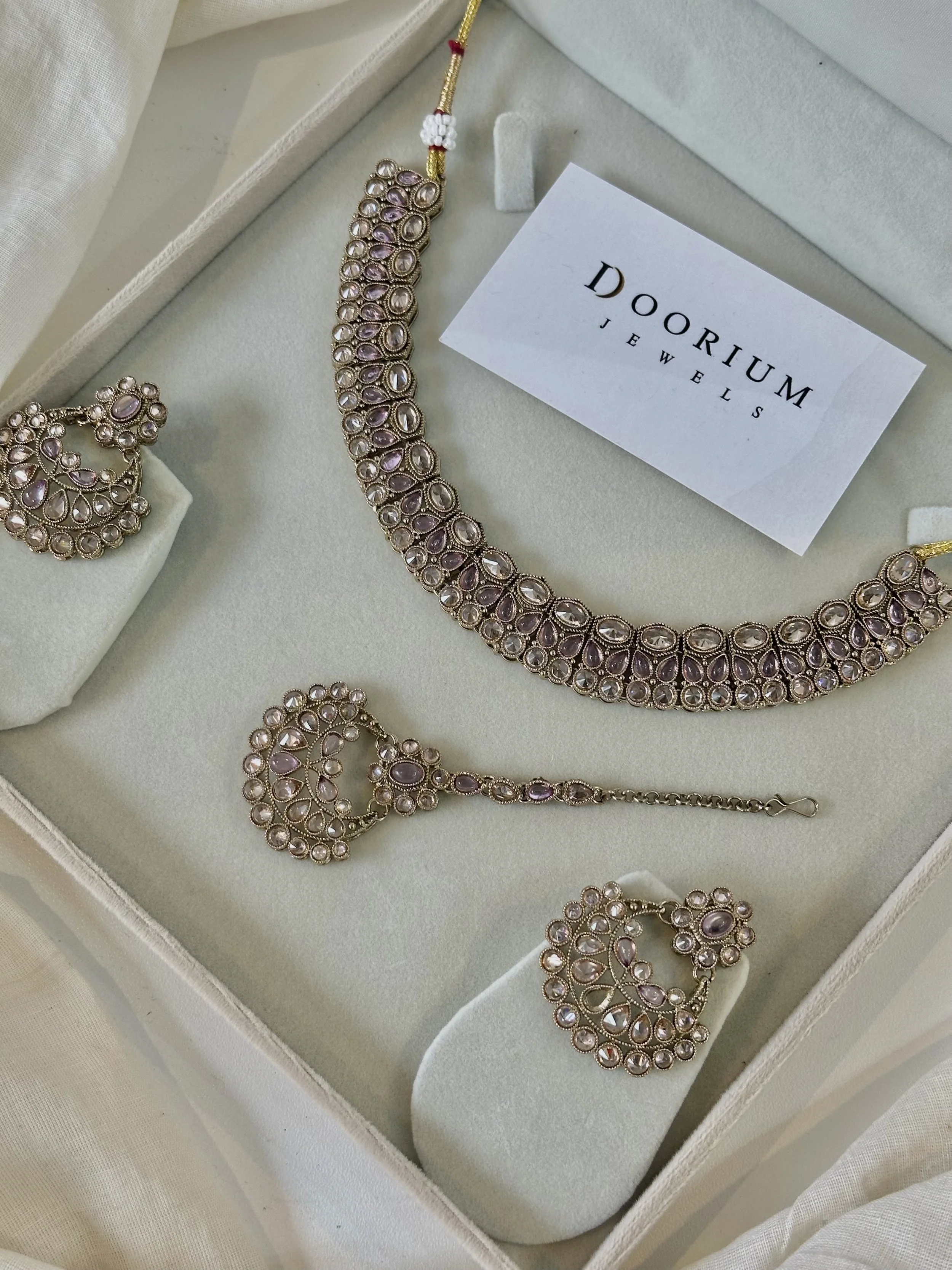 Soft lilac stone set