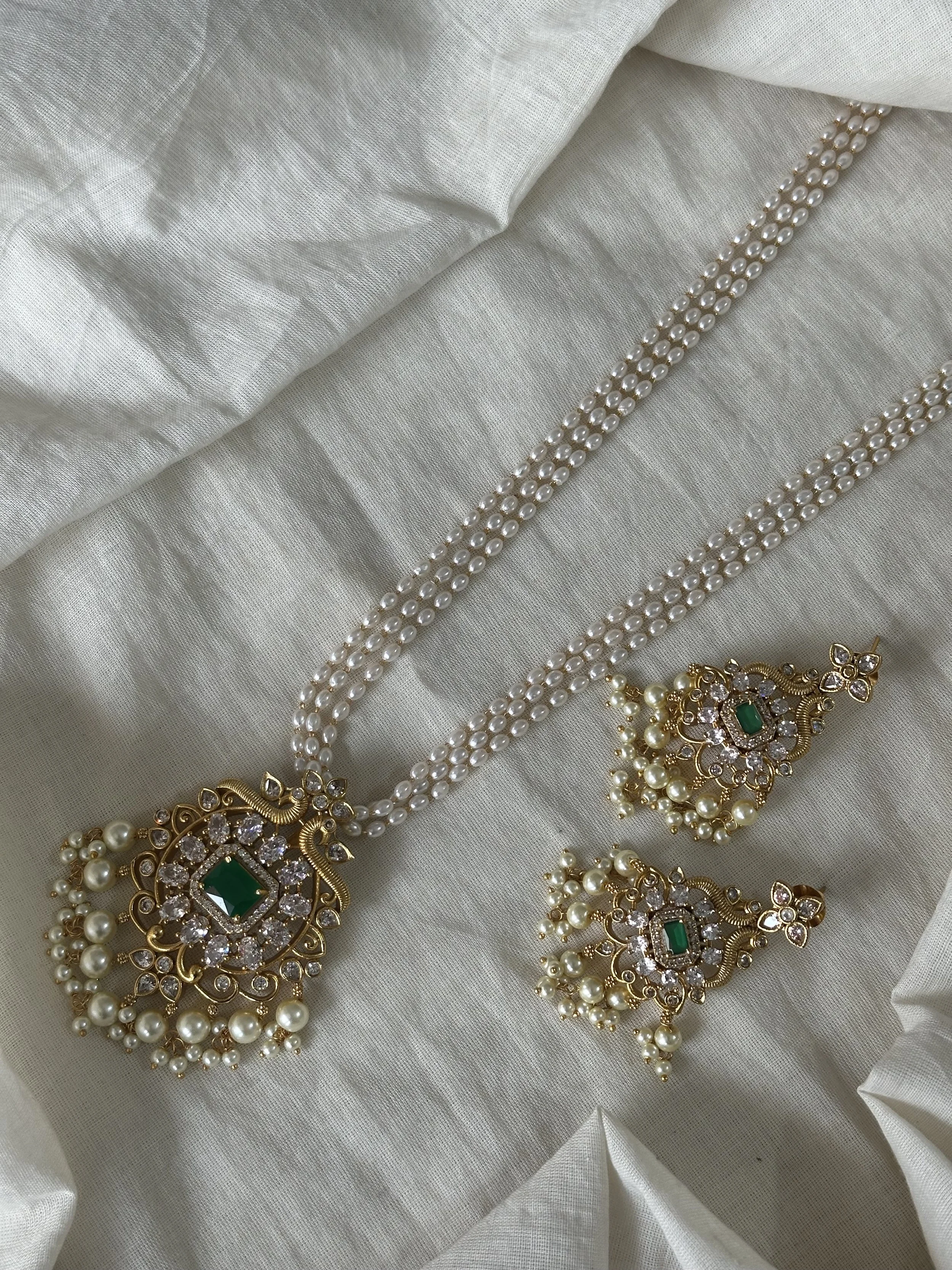 Pearl emerald pendant set