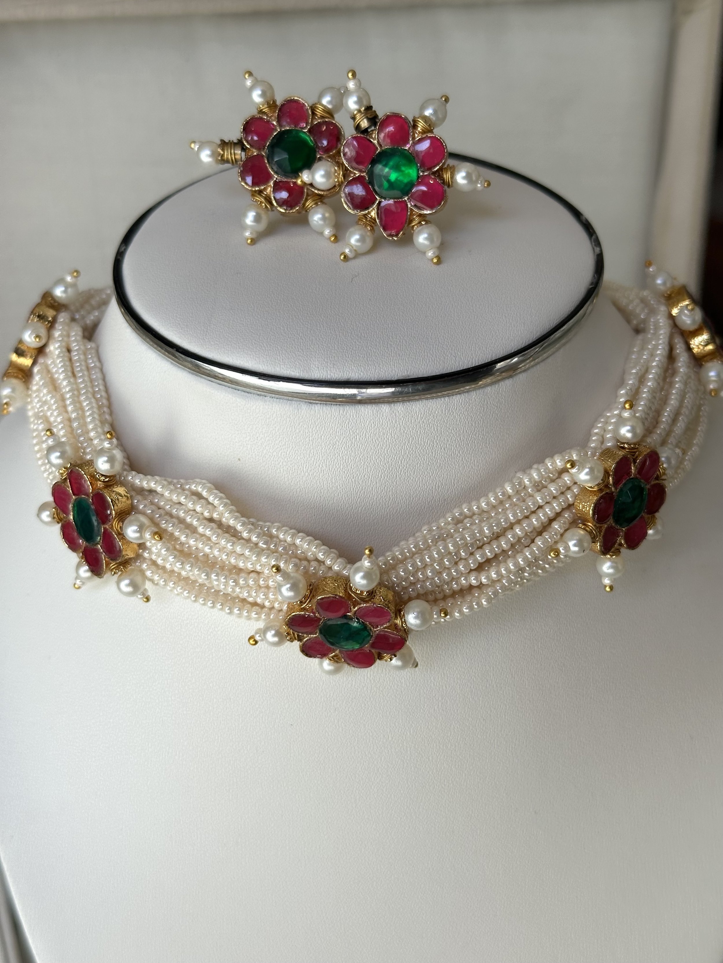Kemp pearl choker