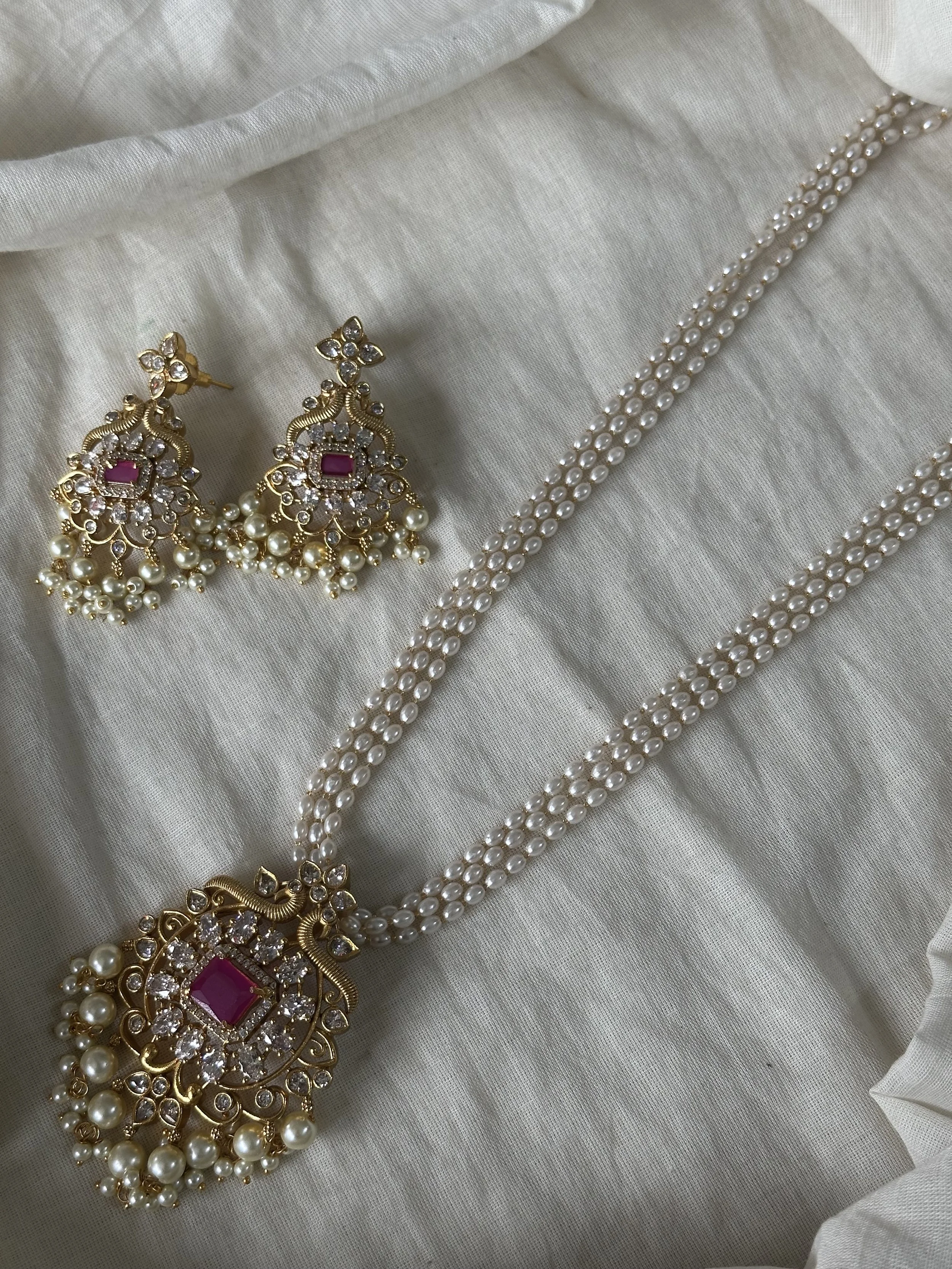 Removable pendant pearl set