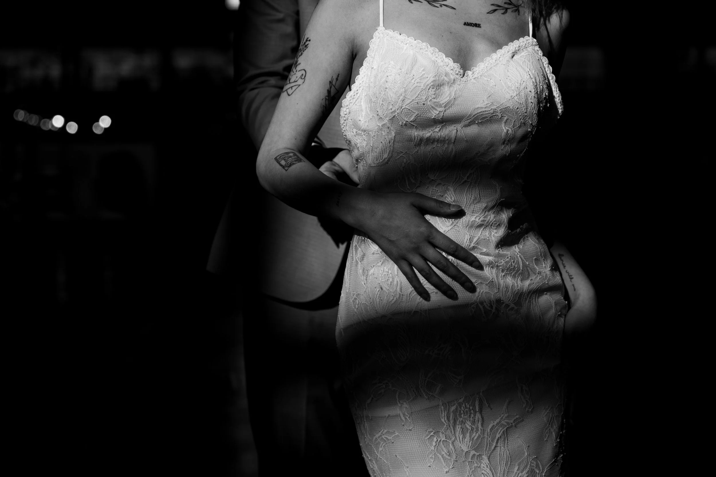 Elegant bride portrait showing wedding dress details, captured by Yassyn Photo in Hannover.