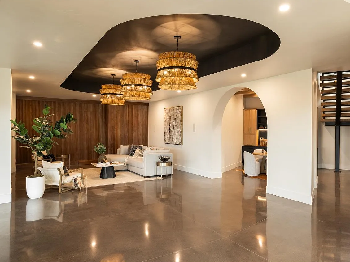 The inset oval ceiling echoes the archways throughout the home.