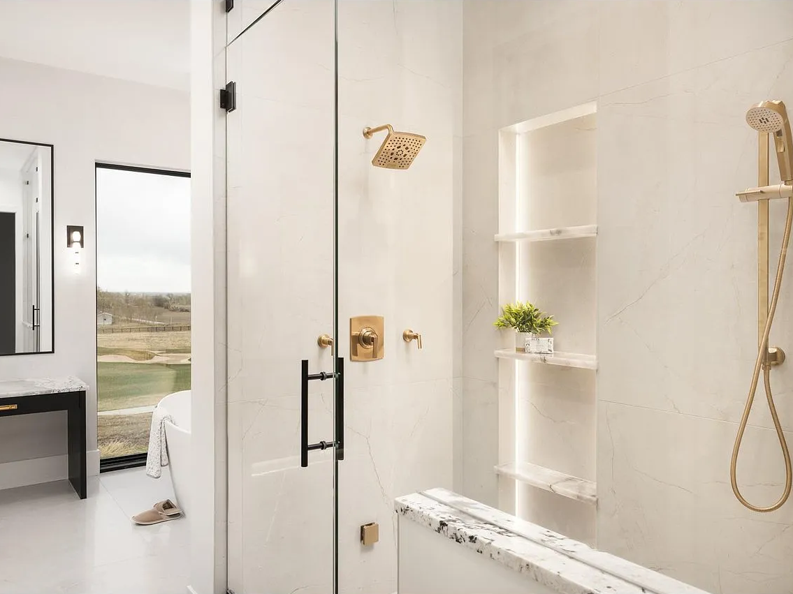 A quartzite curb carries the feature stone into the shower.