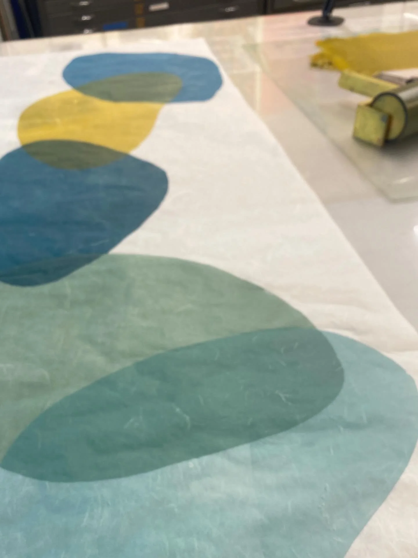 A playful palette of tumbling pebbles&hellip; 

#workinprogress #organicshapes #monotypeonmulberry #samanthamelvinart