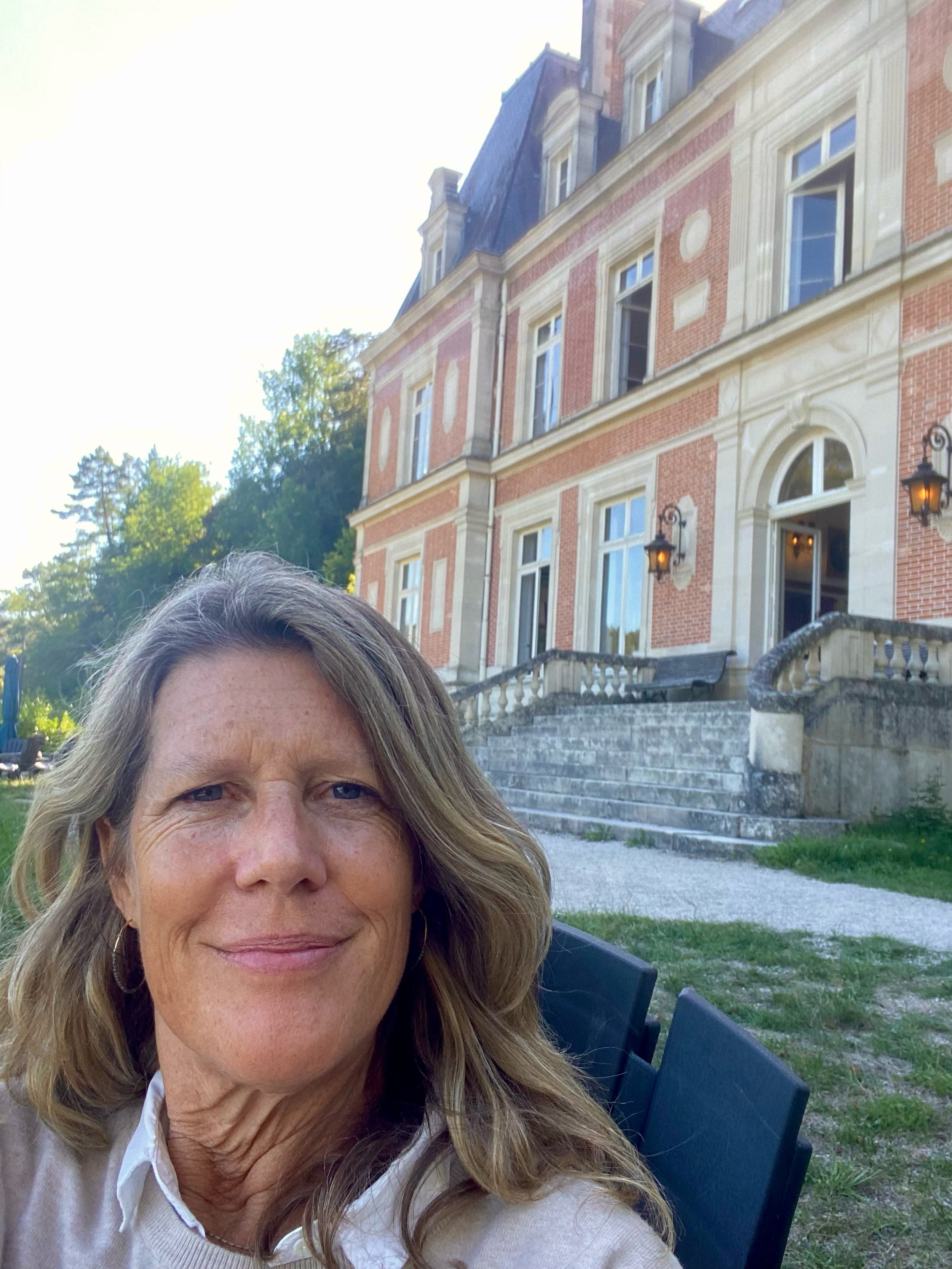 Et voil&agrave;&mdash;je suis l&agrave;&mdash;au Chateau d&rsquo;Orquevaux!

Thrilled beyond words to begin my art residency @chateau_orquevaux in the Champagne-Ardenne region of France. My room is here and my studio is in the stables just a short wa