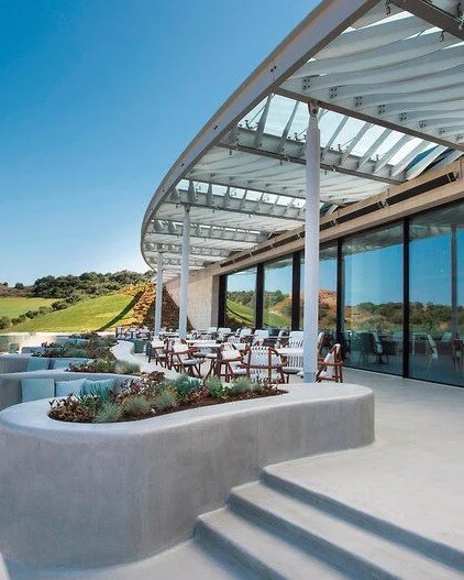 THE ROMANOS COSTA NAVARINO // GREECE

Das The Romanos, a Luxury Collection Resort ist ein au&szlig;ergew&ouml;hnliches Anwesen und liegt entlang der Navarino Dunes an der Costa Navarino, die mittlerweile eines der beliebtesten Reiseziele im Mittelmee