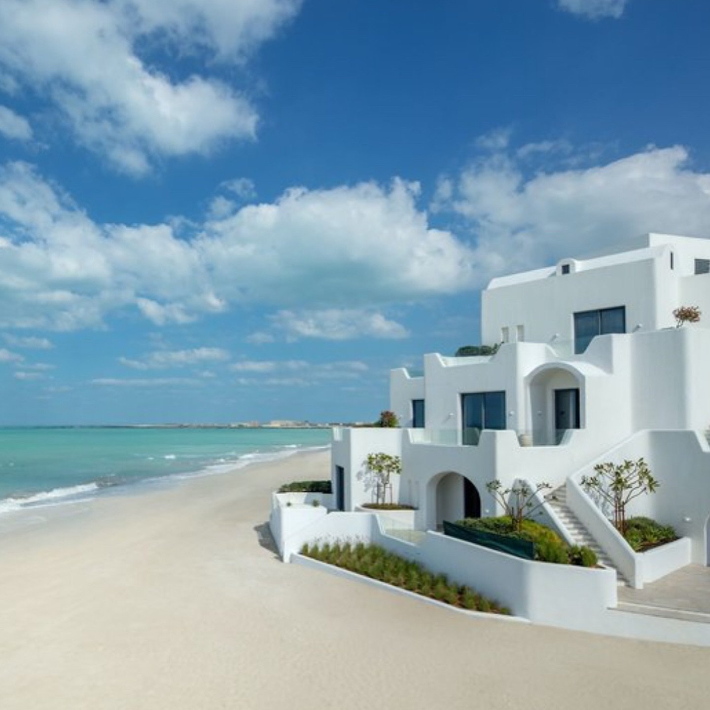 ✨**NEU** Adults-only Retreat im griechischem Stil✨
ANANTARA SANTORINI ABU DHABI RETREAT 

Anzeige*
Das Anantara liegt zwischen Dubai und Abu Dhabi an einem privatem Strandabschnitt. Die Transferzeit vom Flughafen Abu Dhabi liegt bei ca. 40 Minuten un
