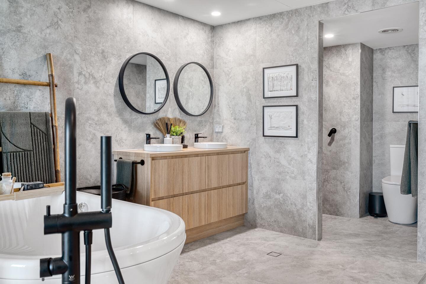 A Luxurious Ensuite Renovation&hellip;
Swipe right to see more.

Designed and constructed by @haslhaus