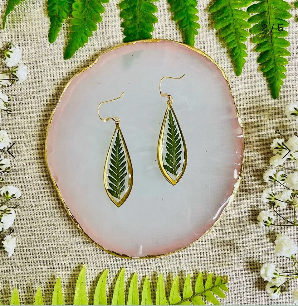 Looking to start crossing names off your holiday list? 🎁 My pressed Feather Fern earrings are always my top recommendation for gifts and my #1 best seller year after year! 🌿

Lightweight, elegant, and timeless, these earrings come in your choice of