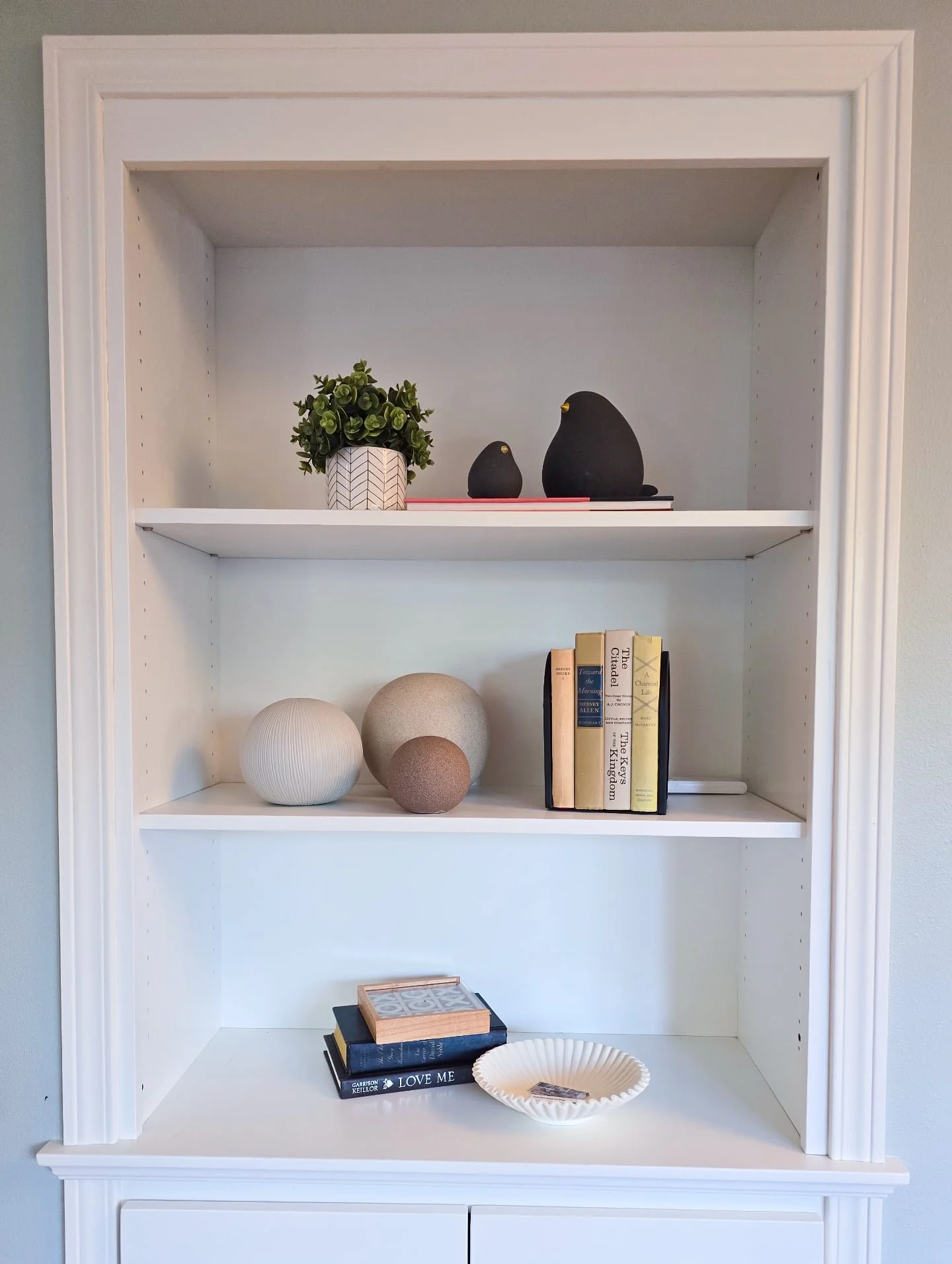 We love a great built-in like the one in this house we just staged! 

We always highlight great architectural details that help sell houses faster and for more money! 

Call us before you list to be you visual marketing specialist. We are the home st