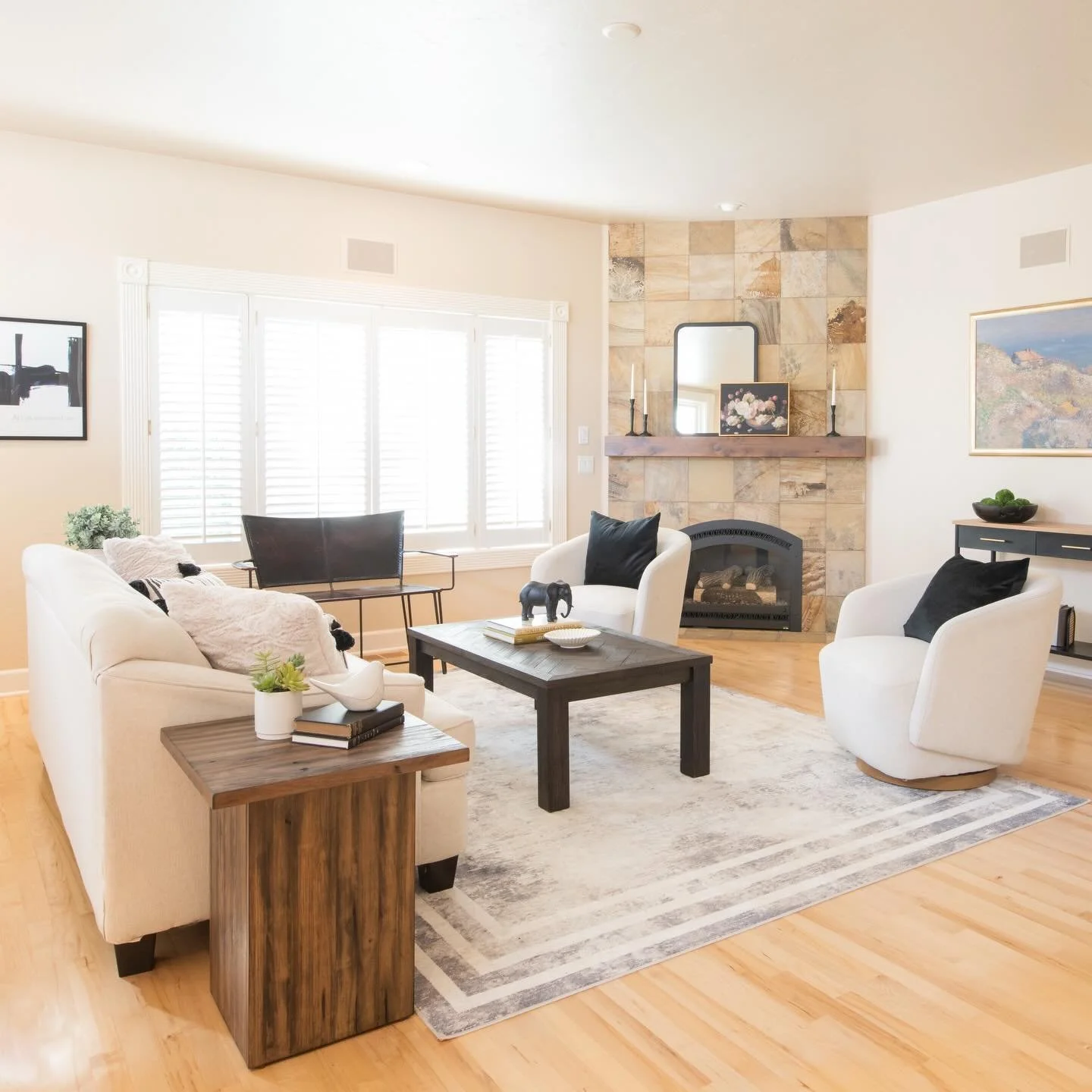 One of the latest and loveliest houses we&rsquo;ve gotten to flex our staging skills on.  It&rsquo;s pending in under two weeks.  We love helping potential buyers get an idea of how their future home could look like!