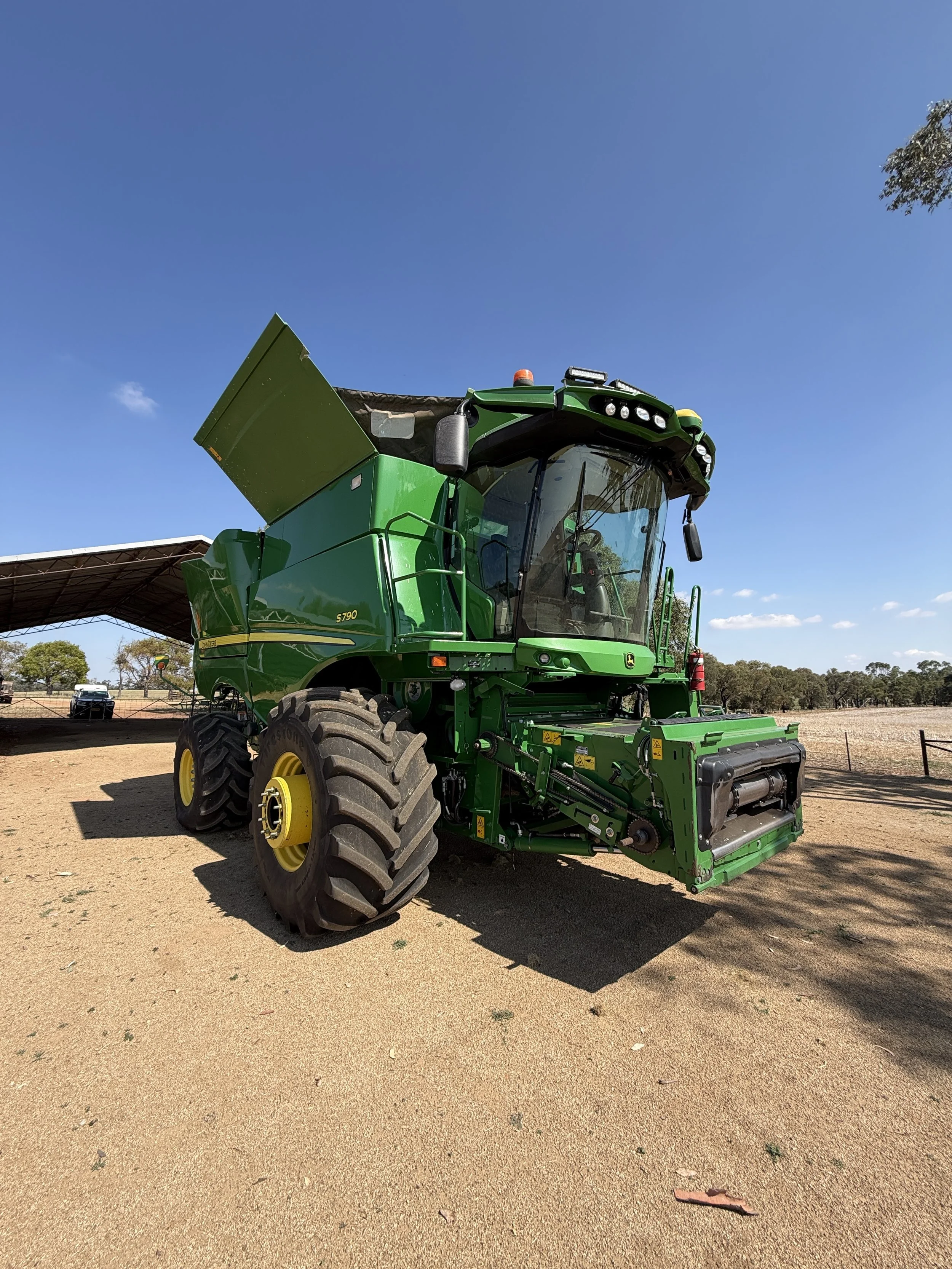 John Deere S790 + 740D + 615P + Trailers.