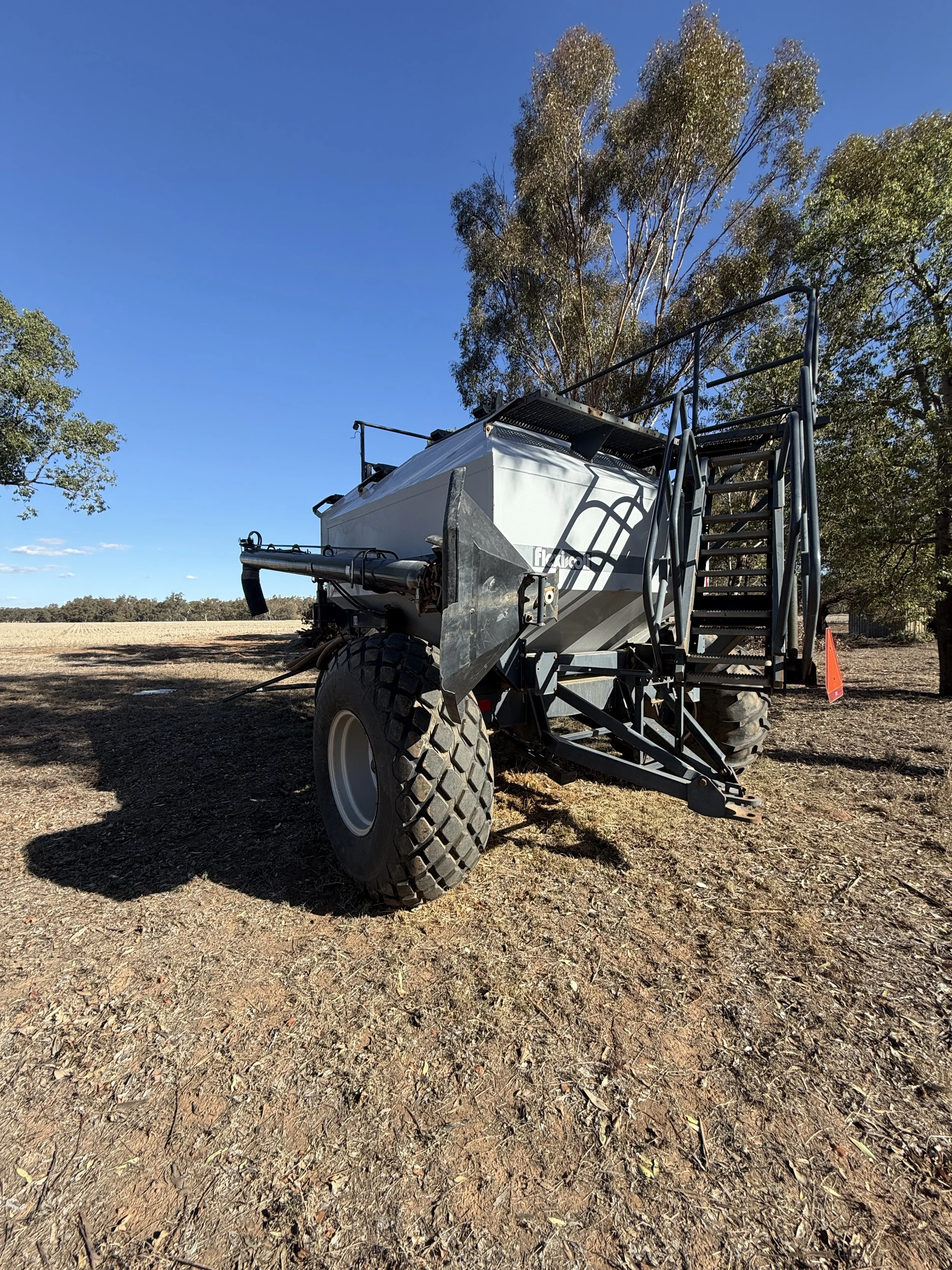 Flexicoil 2340 + Small Seeds Tow Behind Air Cart image 6