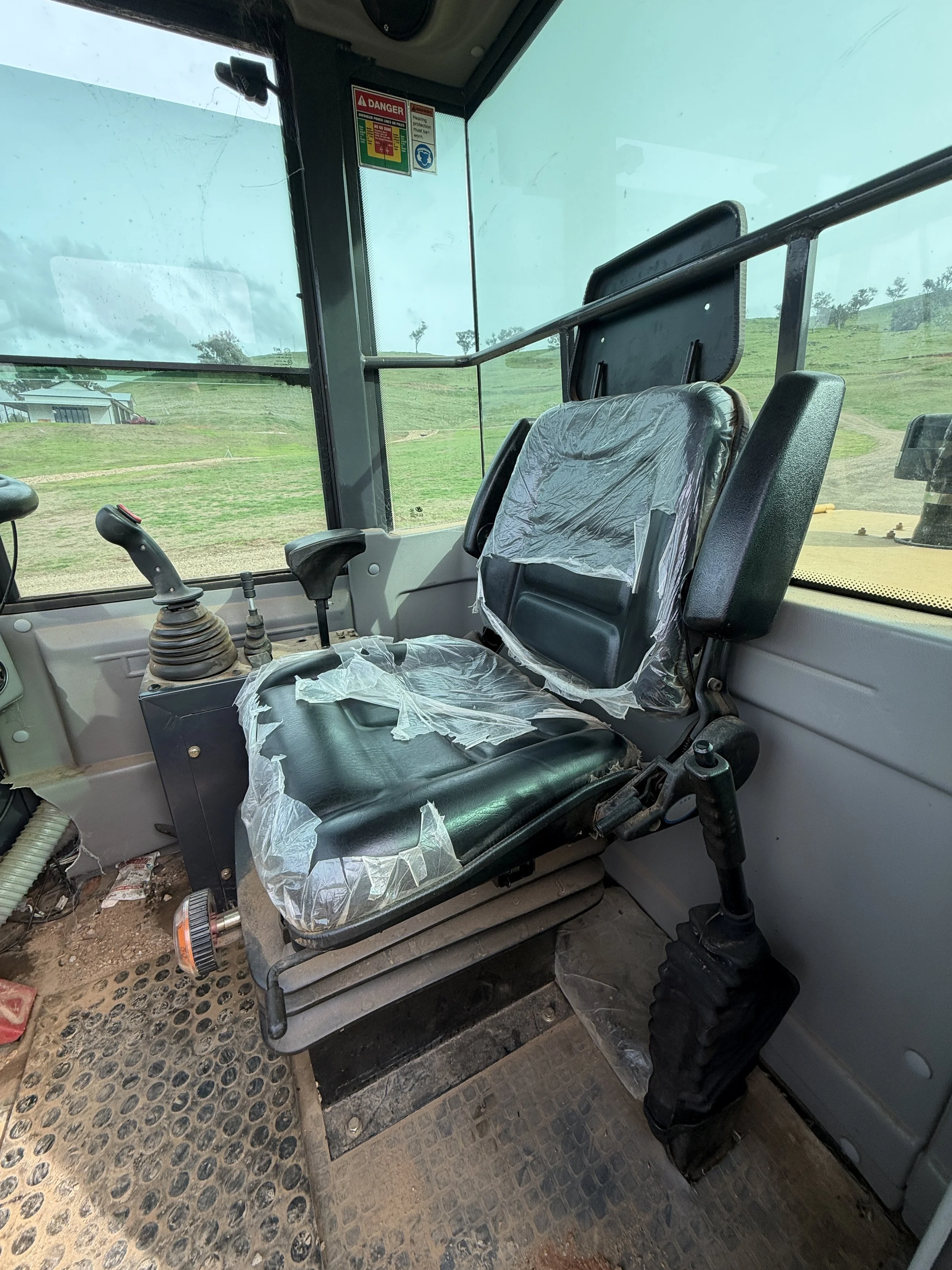 Active AL926F Loader with Attachments image 9