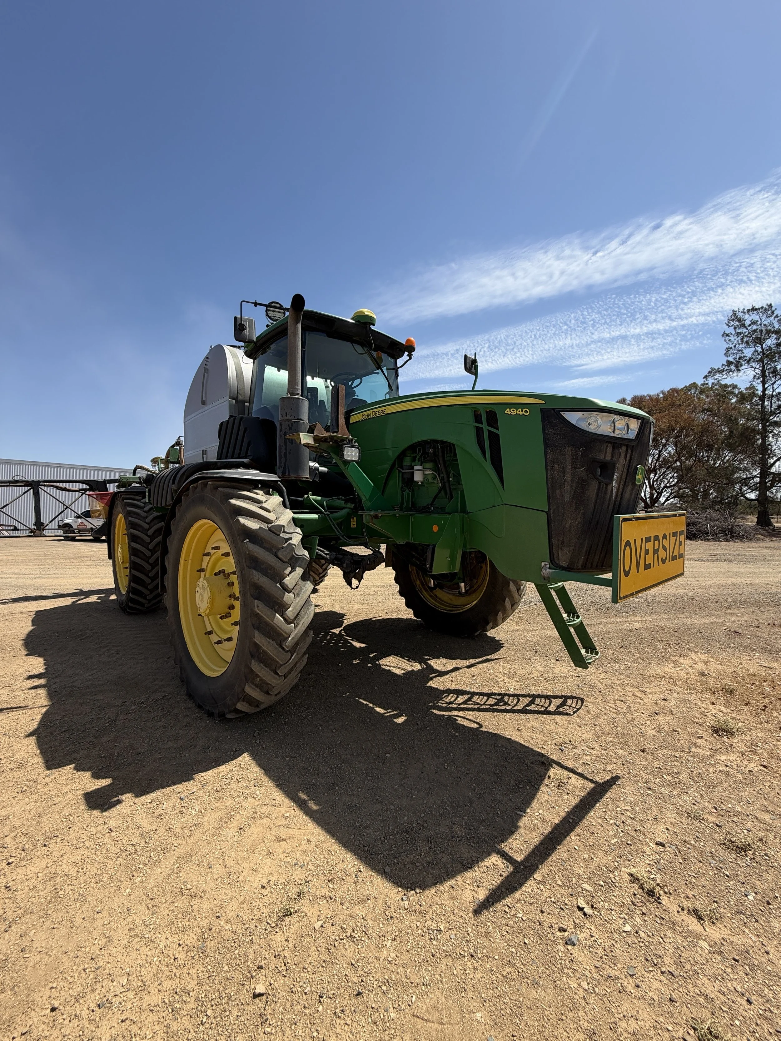 John Deere 4940 Self Propelled Sprayer.