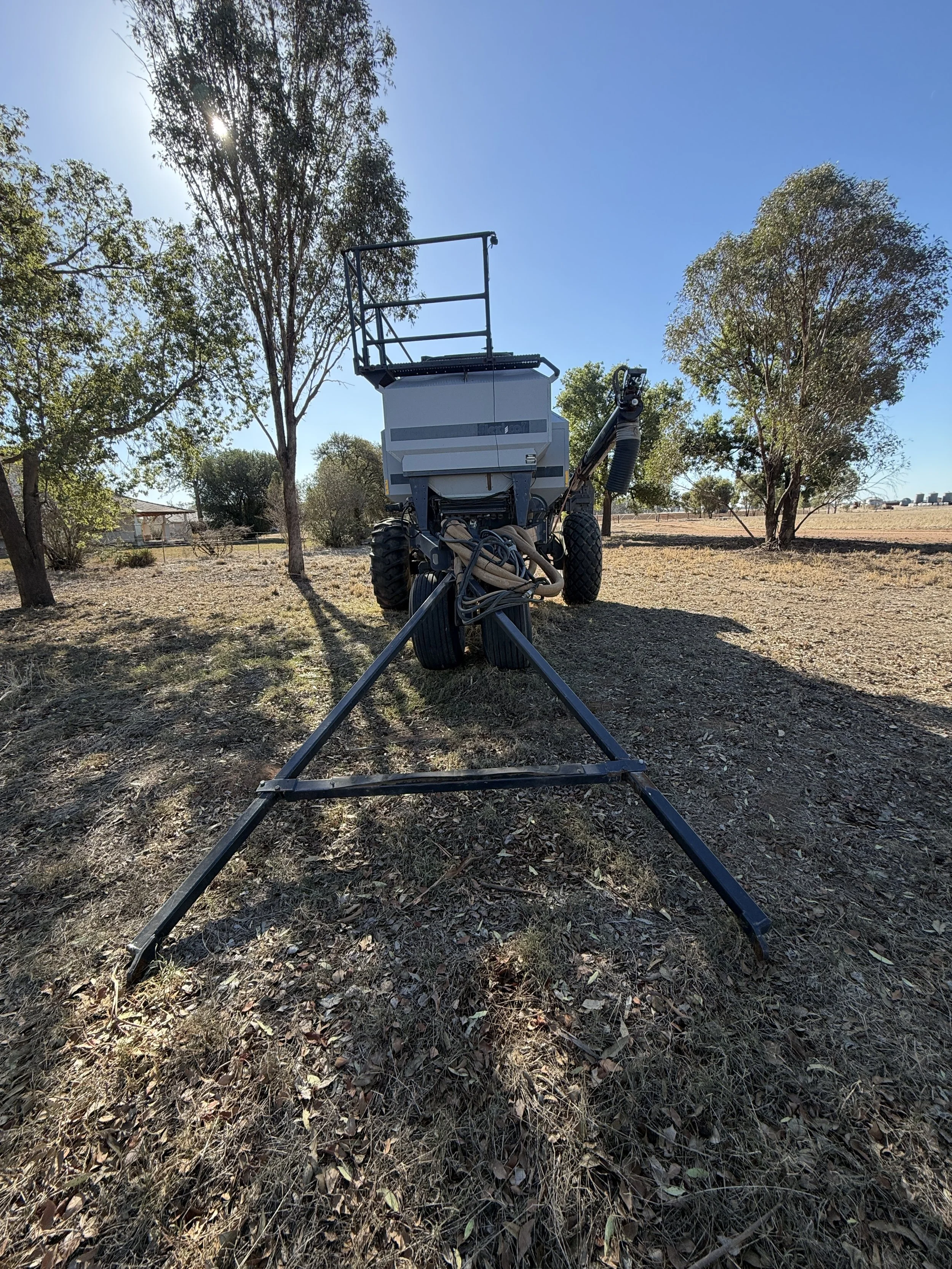 Flexicoil 2340 + Small Seeds Tow Behind Air Cart image 2