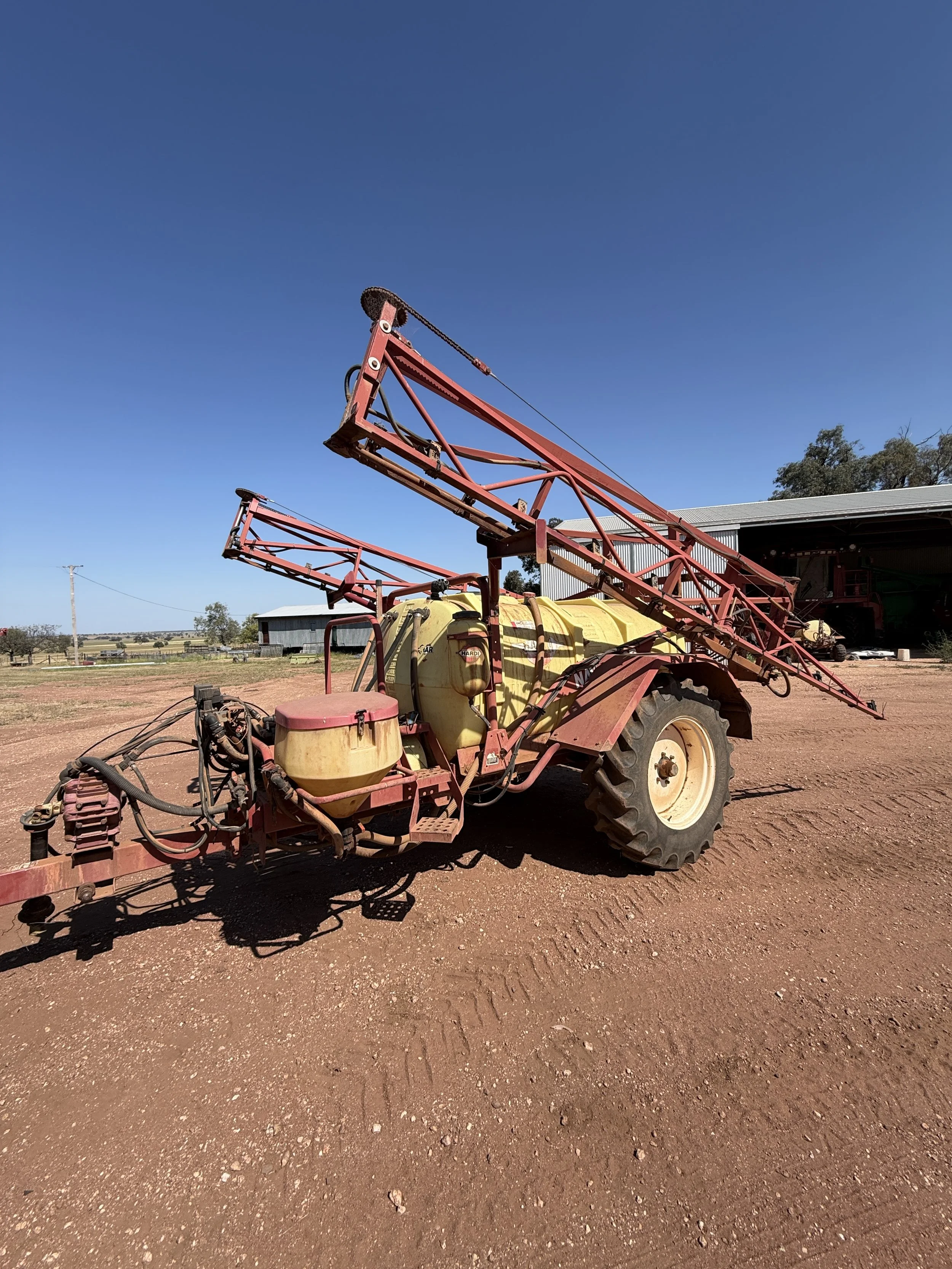 Hardi 3400L Trailing Boomspray.