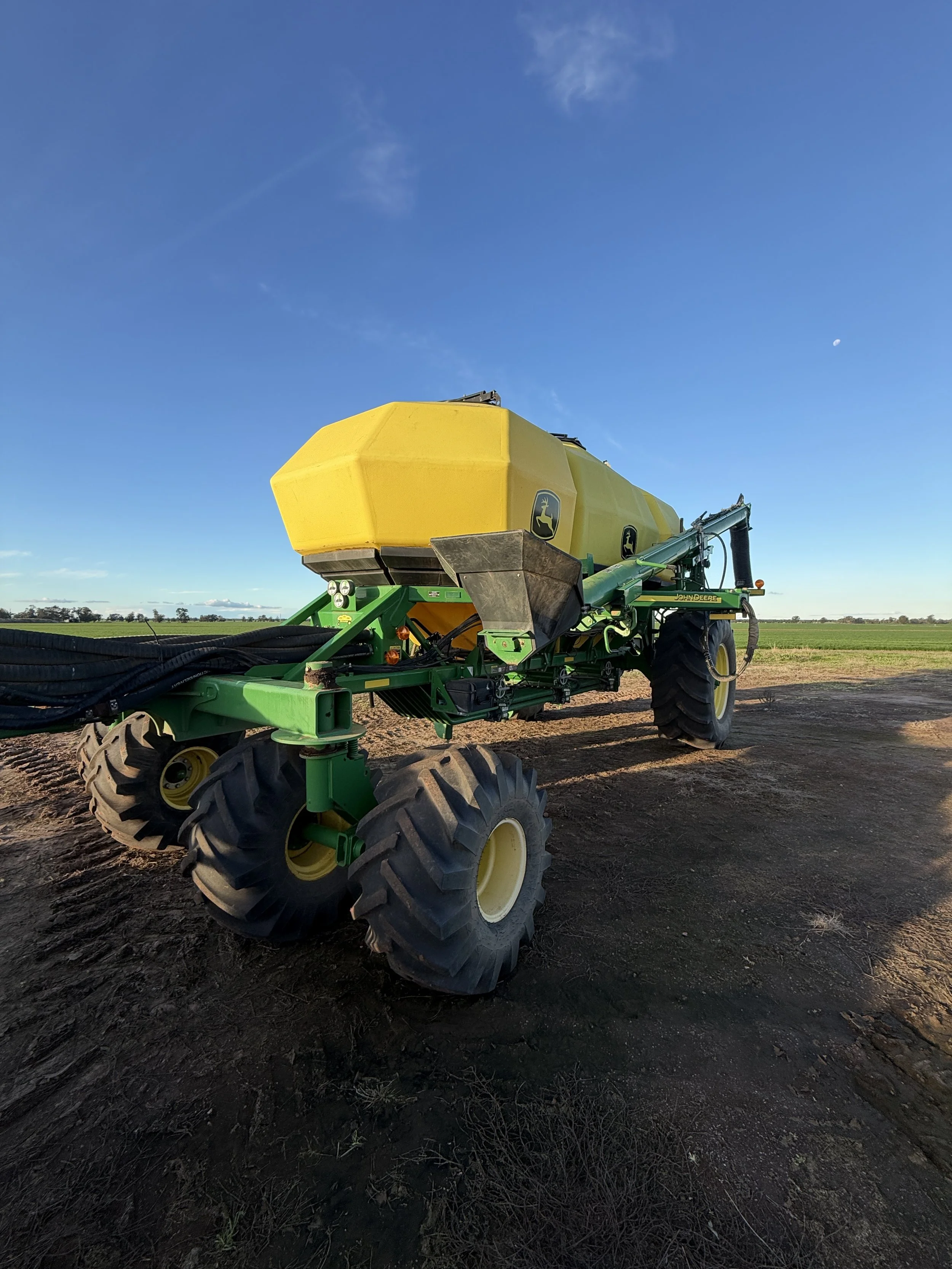 John Deere 1910 550 Bushel Air Cart image 8