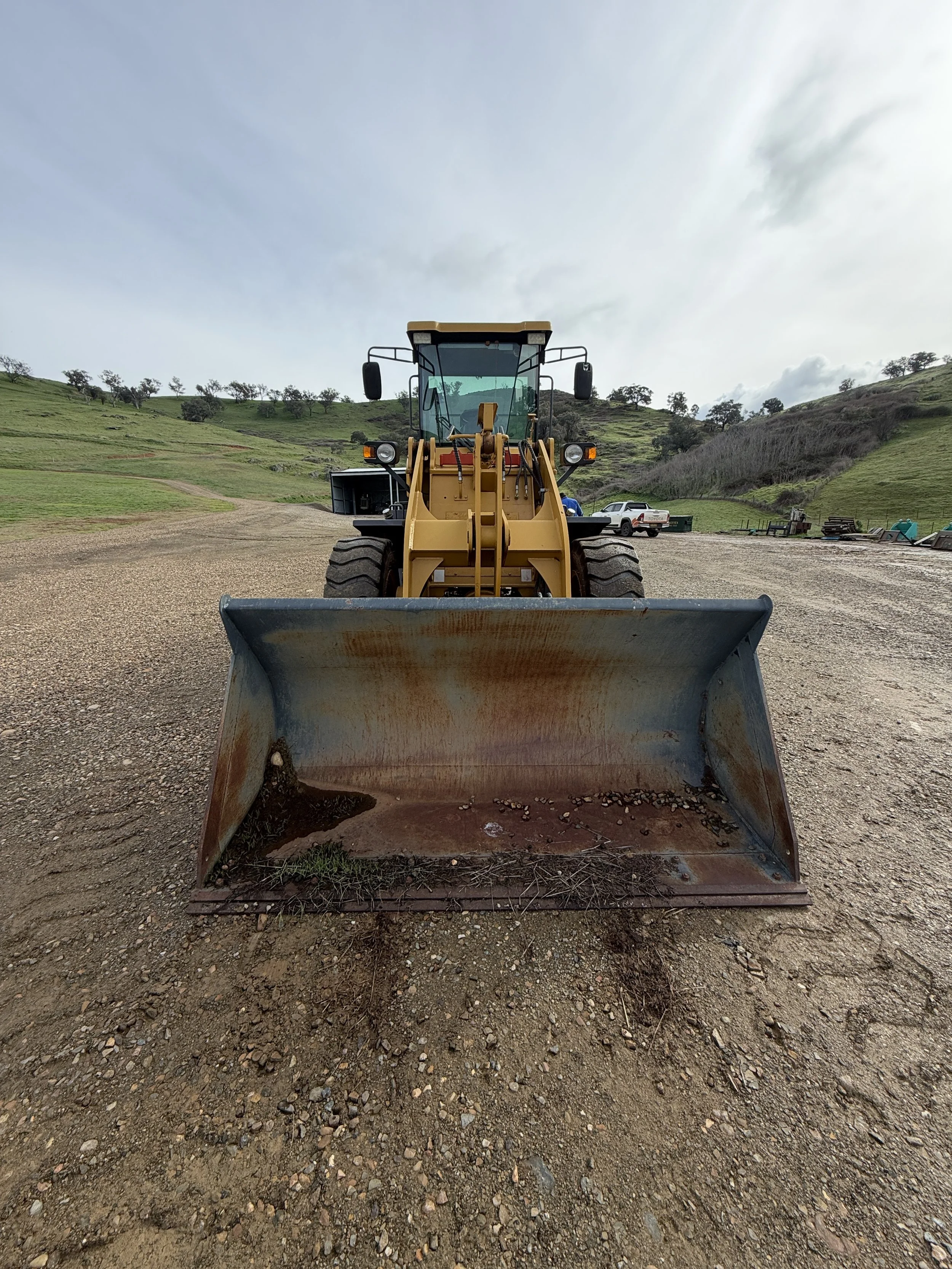 Active AL926F Loader with Attachments image 2
