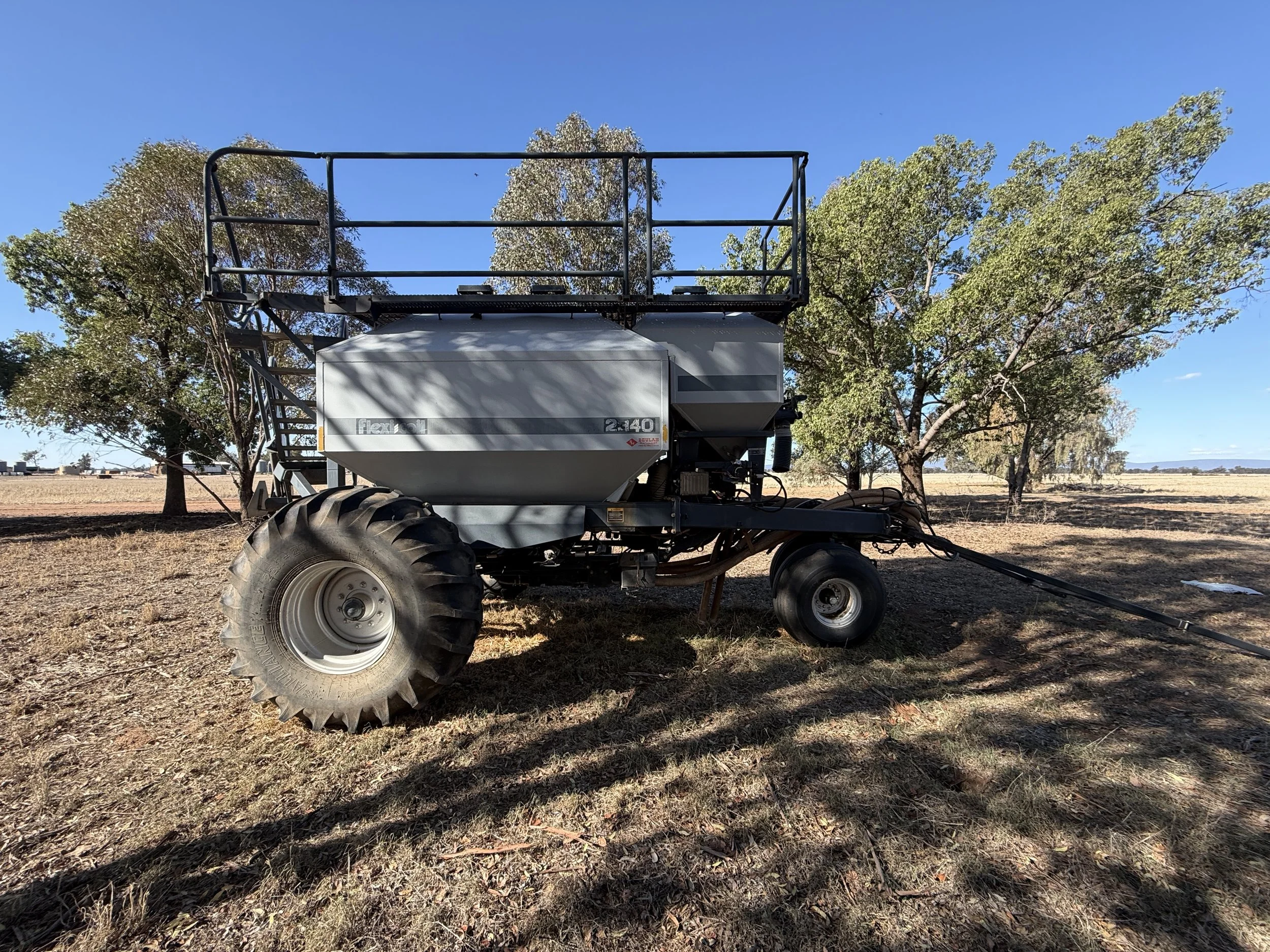 Flexicoil 2340 + Small Seeds Tow Behind Air Cart image 3